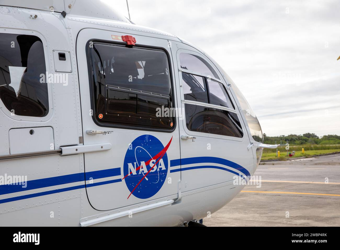 Das Kennedy Space Center erhielt am 30. September 2020 zwei Airbus H135 (T3)-Hubschrauber, um das Sicherheitsflugzeug Bell Huey 2 zu ersetzen. Ein drittes H135 wird Anfang 2021 erwartet. Die Hubschrauber bieten verbesserte Stabilität, Hubkraft und medizinische Fähigkeiten. Stockfoto