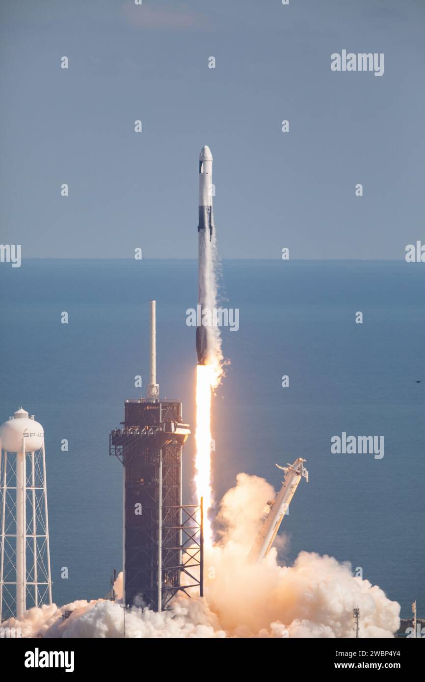 Die SpaceX Falcon 9 startete Cargo Dragon am 6. Dezember 2020 und lieferte mehr als 6.400 Pfund Wissenschaft und Fracht zur ISS für die CRS-21-Mission. Stockfoto