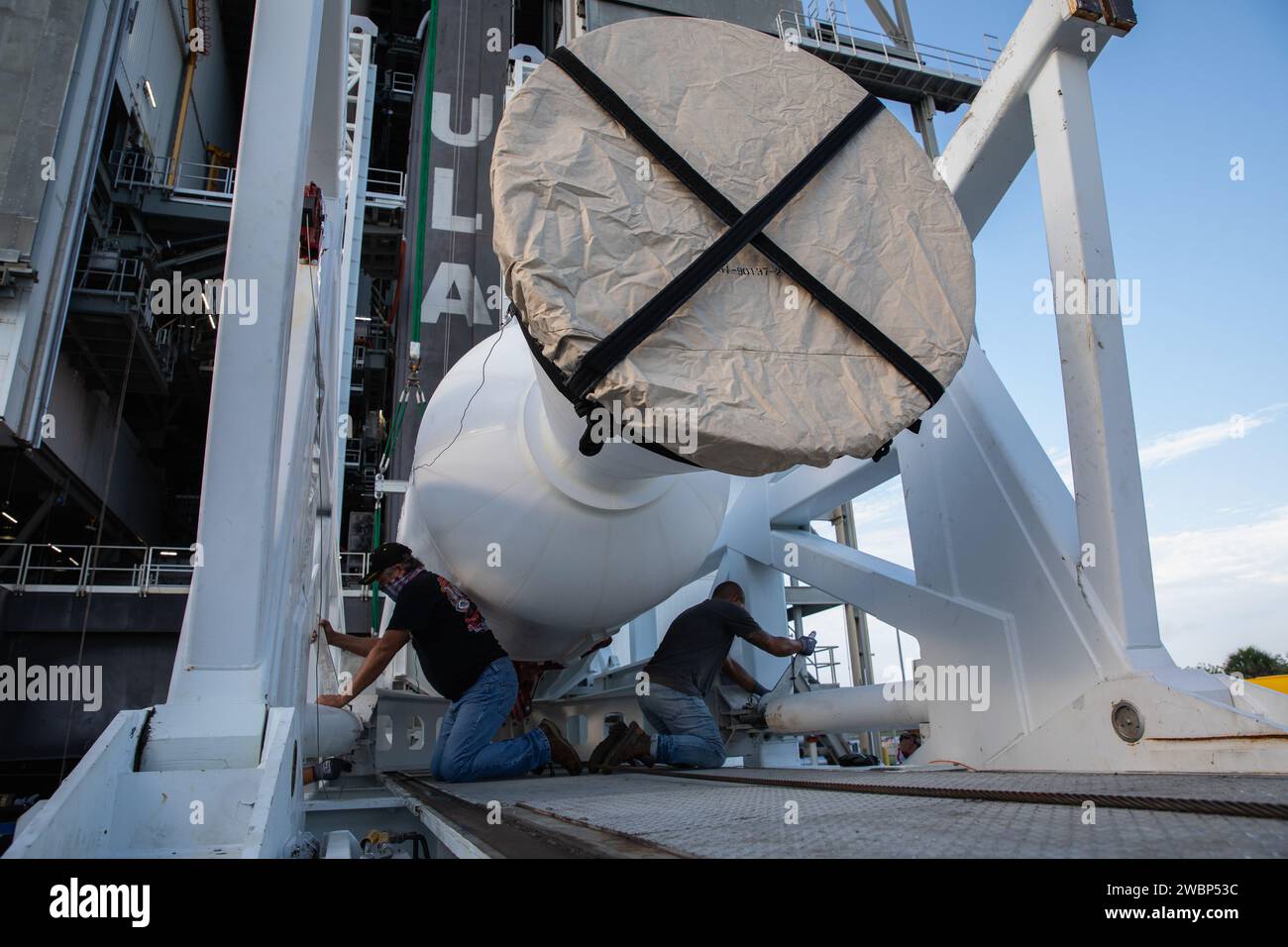 Eine Hebevorrichtung hebt den vierten und letzten Solid Rocket Booster (SRB) für die United Launch Alliance Atlas V 541 Rakete am 9. Juni 2020 in die vertikale Position der Vertical Integration Facility (VIF) am Space Launch Complex 41 auf der Cape Canaveral Air Force Station (CCAFS) in Florida. Der SRB wird angehoben und mit dem Atlas V-Booster im VIF verbunden. Die Mission Mars 2020 der NASA mit dem Perseverance rover soll im Juli 2020 auf der Atlas-V-Rakete von Pad 41 starten. Der rover ist Teil des Mars Exploration Program der NASA, einem langfristigen Projekt zur robotergestützten Exploration des Roten Plans Stockfoto