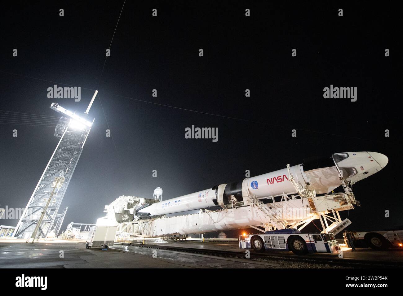 Die SpaceX Falcon 9 mit Crew Dragon ist auf dem Launch Complex 39A im Kennedy Space Center positioniert und wird für die Mission Crew-1, den ersten operativen Flug zur ISS mit NASA- und JAXA-Astronauten, der am 14. November 2020 geplant ist, vertikal angehoben. Stockfoto