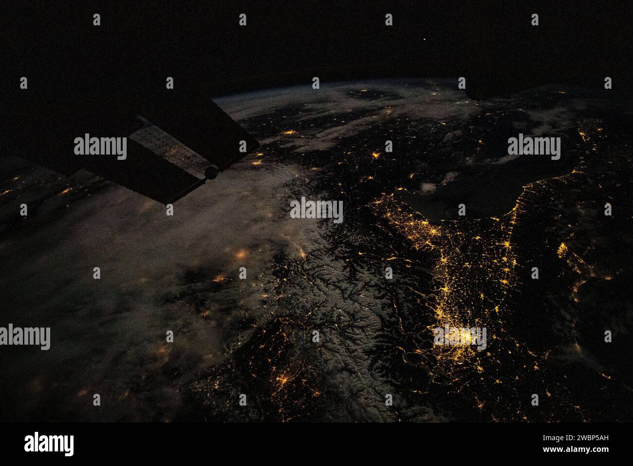 Iss070e030942 (26. November 2023) --- dieser nächtliche Blick auf Südeuropa schaut von Mailand, Italien (unten rechts), und über die Adria nach Split, Kroatien. Die Internationale Raumstation umkreiste 263 Meilen über Ostfrankreich zum Zeitpunkt der Aufnahme. Stockfoto