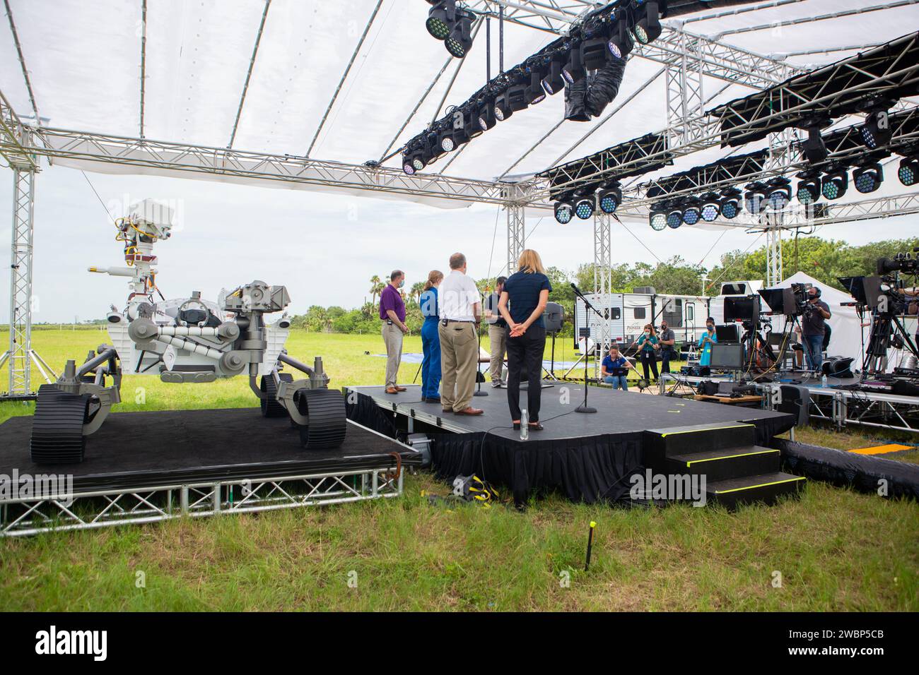 Am 29. Juli 2020 wird im News Center im Kennedy Space Center der Agentur in Florida ein Modell des Mars 2020 Perseverance rover ausgestellt. Eine Mars 2020 NASA Social ist im Gange, mit Janet Petro, der stellvertretenden Direktorin des Kennedy Space Centers, Jim Morhard, NASA-Astronautin Zena Cardman und Jim Bridenstine. Der Mars Perseverance rover und der Ingenuity Hubschrauber sollen im Juli 30 auf einer United Launch Alliance Atlas V 541 Rakete vom Space Launch Complex 41 auf der nahe gelegenen Cape Canaveral Air Force Station starten. Der rover ist Stockfoto