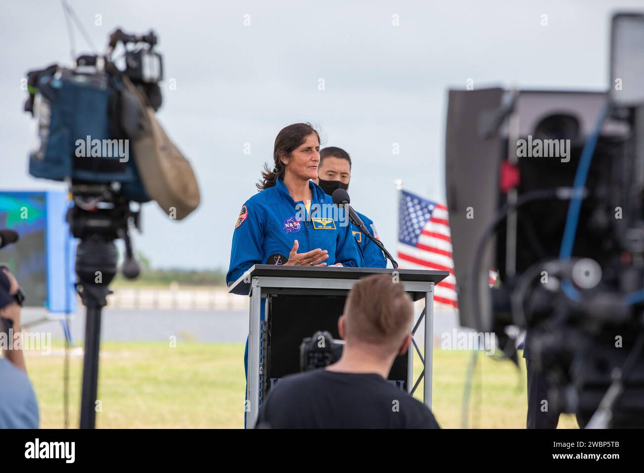 NASA-Astronautin Sunita Williams, spricht während eines Pressebriefings am 13. November 2020 in der Nähe der Countdown-Uhr der Pressestelle im Kennedy Space Center der Agentur in Florida vor dem Start der SpaceX Crew-1 der NASA. Hinter ihm befindet sich ein Modell der SpaceX Crew Dragon Kapsel. Crew-1 ist die erste reguläre Besatzungsmission eines US-amerikanischen Raumschiffs mit Astronauten zur Internationalen Raumstation im Rahmen des Commercial Crew Program der NASA. Die Dragon Resilience-Kapsel der SpaceX Crew wird auf der Falcon 9-Rakete des Unternehmens vom Launch Complex 39A zur Raumstation für eine sechsmonatige Wissenschaftsmission starten. Stockfoto