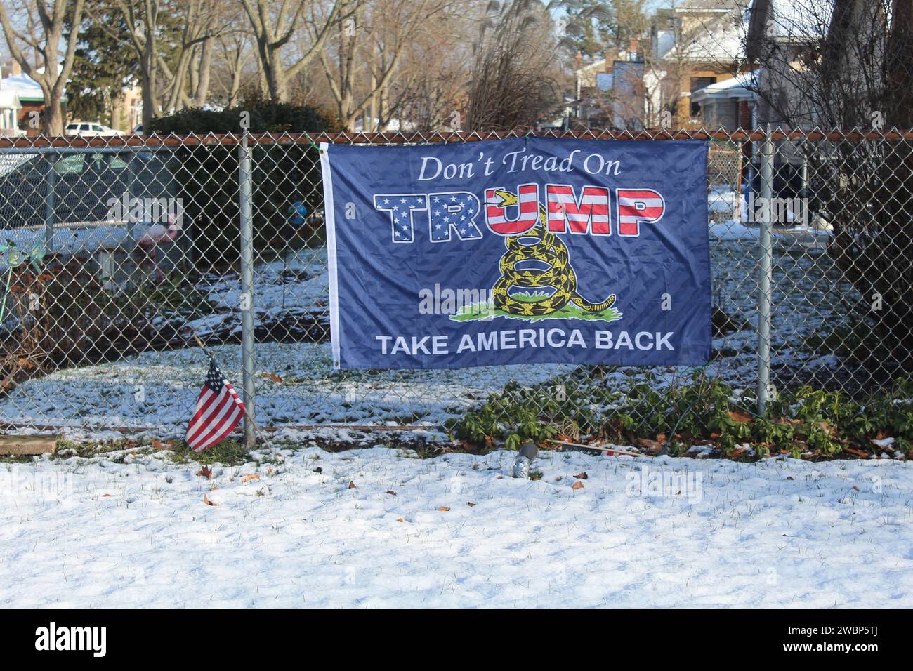Im Winter in des Plaines, Illinois, darf man nicht auf Trumps Flagge am Zaun treten Stockfoto