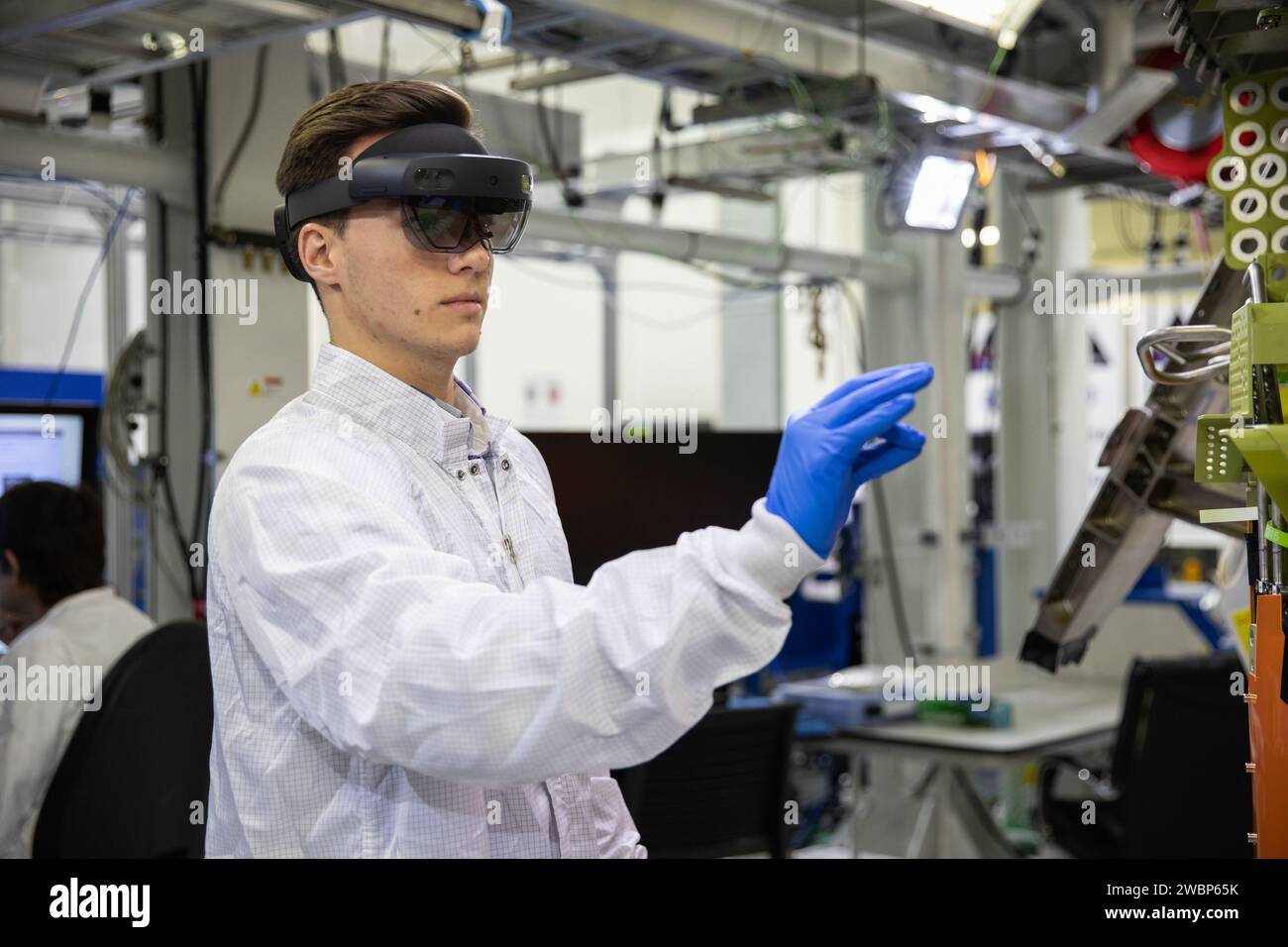 Michael Maxwell von Lockheed Martin verwendet eine AR HoloLens2-Brille, um Komponenten am Artemis II Orion Crew Modul im Hochregal des Neil Armstrong Operations and Checkout Building im Kennedy Space Center, Florida, am 18. März 2020 zu installieren. Das AR-System trägt dazu bei, den Arbeits- und Zeitaufwand für technische Montageaufgaben zu reduzieren. Stockfoto