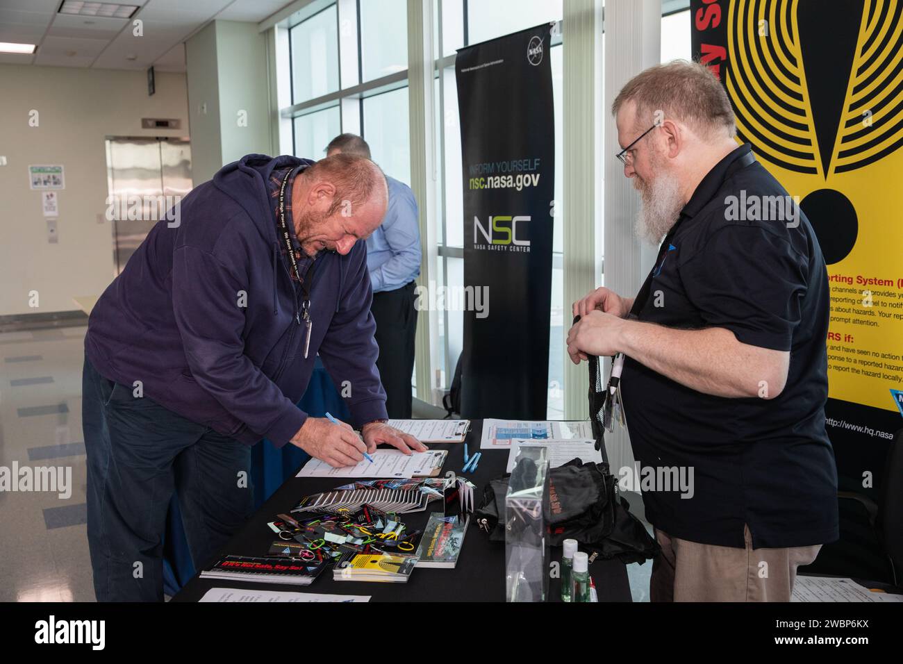 Mitarbeiter des Kennedy Space Centers nahmen vom 2. Bis 6. März 2020 an den Safety and Health Days im Operations Support Building II Teil und lernten anhand von Informationstabellen und Präsentationen mehr über Sicherheit und Gesundheit am Arbeitsplatz. Stockfoto