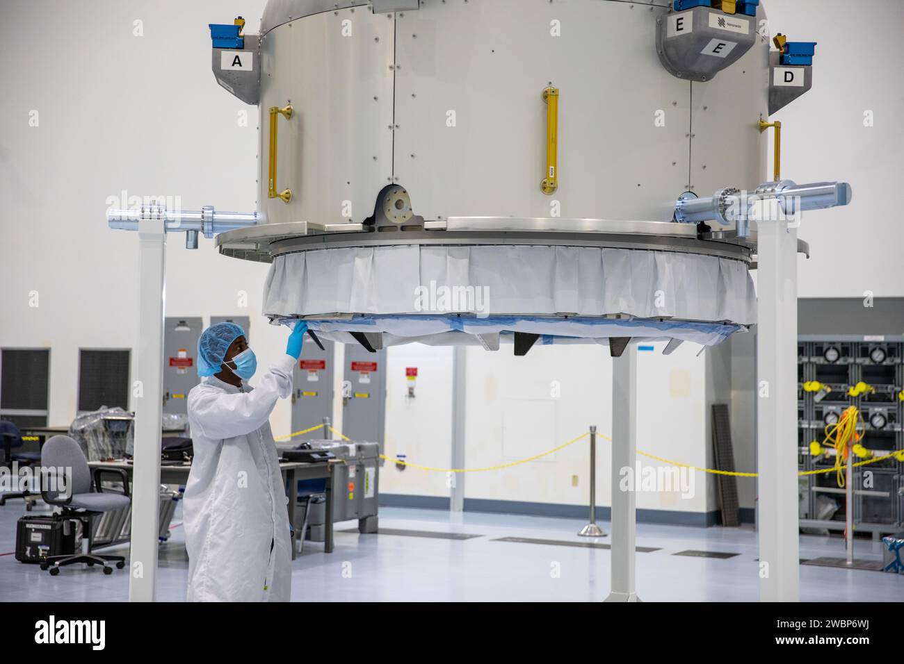 Ein Nanoracks-Techniker arbeitet am 7. Oktober 2020 an der Nanoracks Bishop Luftschleuse in der Space Station Processing Facility im Kennedy Space Center der NASA in Florida. Die nächste Generation der Nanoracks-Nutzladeanlage wird für ihren Flug zur Internationalen Raumstation vorbereitet, die auf der 21. Mission der SpaceX-Raumstation (CRS-21) zur Internationalen Raumstation durchgeführt wird. Die Bishop Luftschleuse ist die erste kommerziell finanzierte Luftschleuse für die Raumstation. Es wird Nutzlast-Hosting, Robotik-Tests, Satellitenbereitstellung und als externe Werkzeugkiste für Raumwanderungen der Stationsbesatzung und dienen Stockfoto