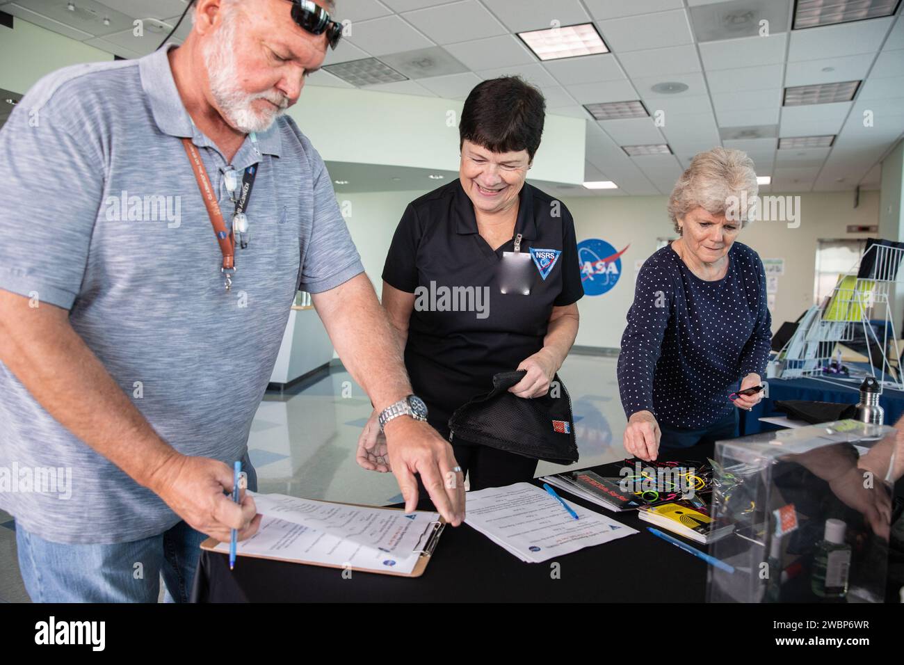 Mitarbeiter des Kennedy Space Centers nahmen am 2. Bis 6. März 2020 an den Safety and Health Days Teil und überprüften Informationstabellen und Präsentationen zu Arbeitssicherheit, Gesundheit und Work-Life-Balance in Operations Support Building II Stockfoto