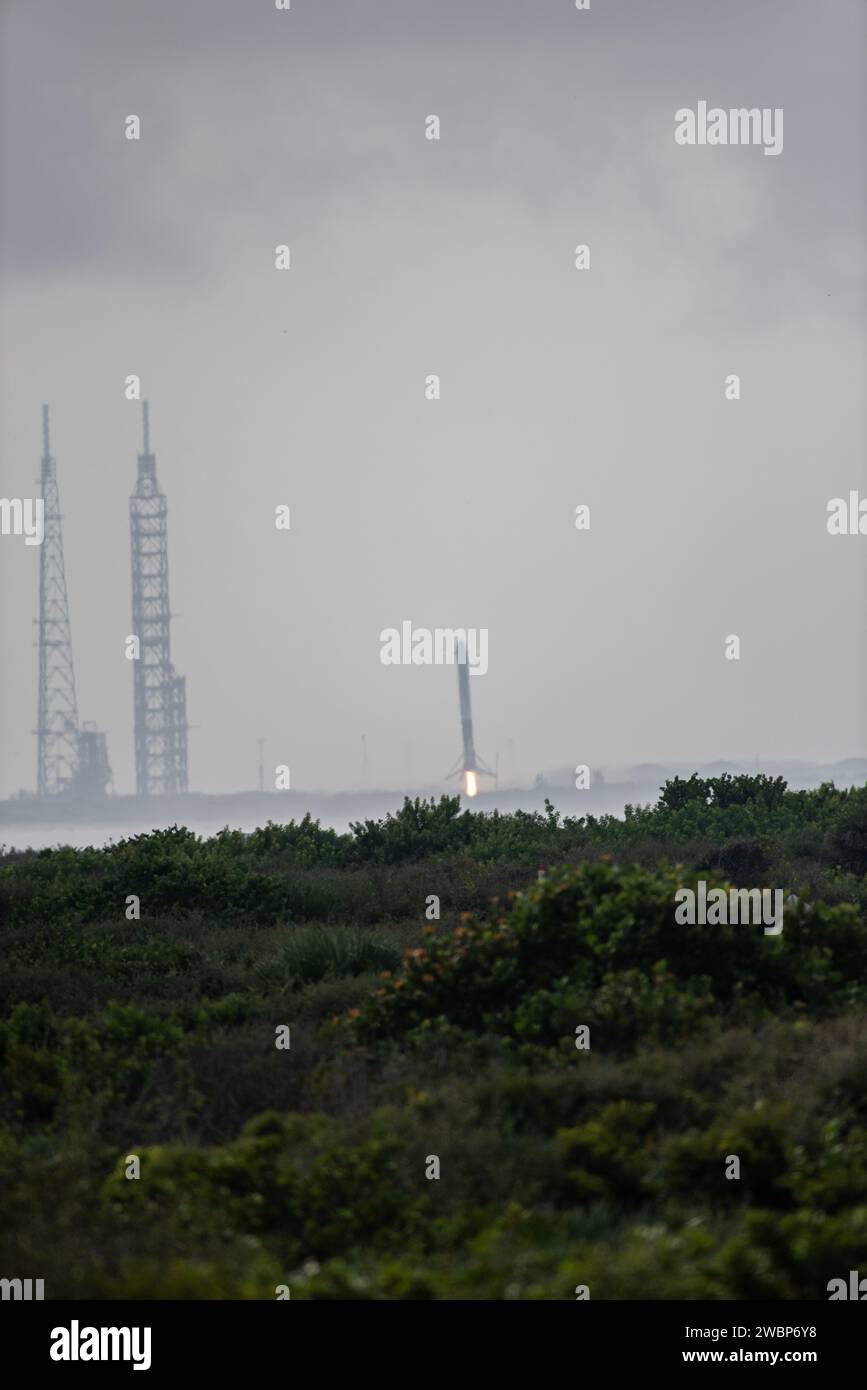 Am Freitag, den 13. Oktober 2023, um 10:19 Uhr EDT, hebt die NASA-Raumsonde Psyche auf einer SpaceX Falcon Heavy-Rakete vom historischen Starterkomplex 39A des Kennedy Space Centers in Florida ab. Die Psyche-Mission wird einen metallreichen Asteroiden gleichen Namens untersuchen, der sich im Hauptgürtel zwischen Mars und Jupiter befindet. Das ist die erste Mission der NASA, einen Asteroiden zu untersuchen, der mehr Metall als Felsen oder Eis hat. Riding with Psyche ist eine bahnbrechende Technologiedemonstration – das DSOC-Experiment (Deep Space Optical Communications) der NASA –, das der erste Test der Laserkommunikation jenseits des Mondes sein wird. Stockfoto