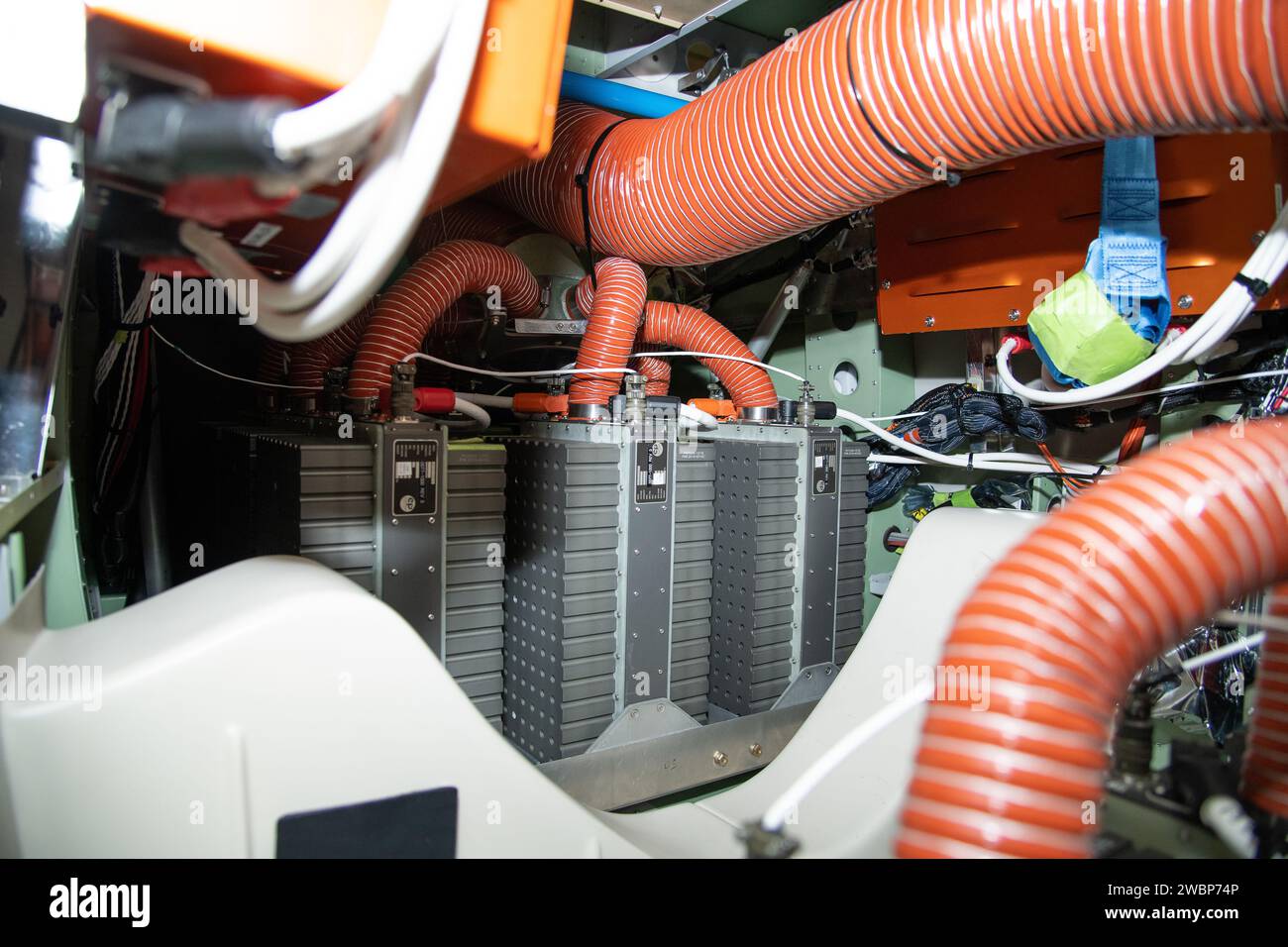 Das X-57-Team der NASA installierte und testete 2022 zwei 400-Pfund-Lithium-Ionen-Akkupacks im Armstrong Flight Research Center, um das vollelektrische Flugzeug sicher für volle Flüge mit kundenspezifischen leichten Koffern zu versorgen. Stockfoto