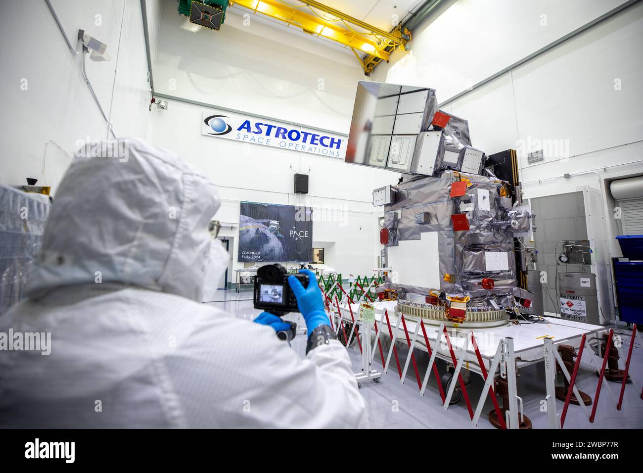 Mitglieder der Medien fotografierten am Mittwoch, den 3. Januar 2024 das Raumschiff PACE (Plankton, Aerosol, Cloud, Ocean Ecosystem) der NASA in einem Reinraum der Astrotech Space Operations Facility in der Nähe des Kennedy Space Center der NASA in Florida. Die NASA lud Journalisten ein, mit Experten für Missionsthemen zu sprechen und das Raumschiff zu betrachten, bevor es in seine Nutzlastverkleidung für den Start an Bord einer SpaceX Falcon 9-Rakete eingekapselt wird, und zwar frühestens Dienstag, den 6. Februar 2024. vom Space Launch Complex 40 auf der Cape Canaveral Space Force Station in Florida. Stockfoto