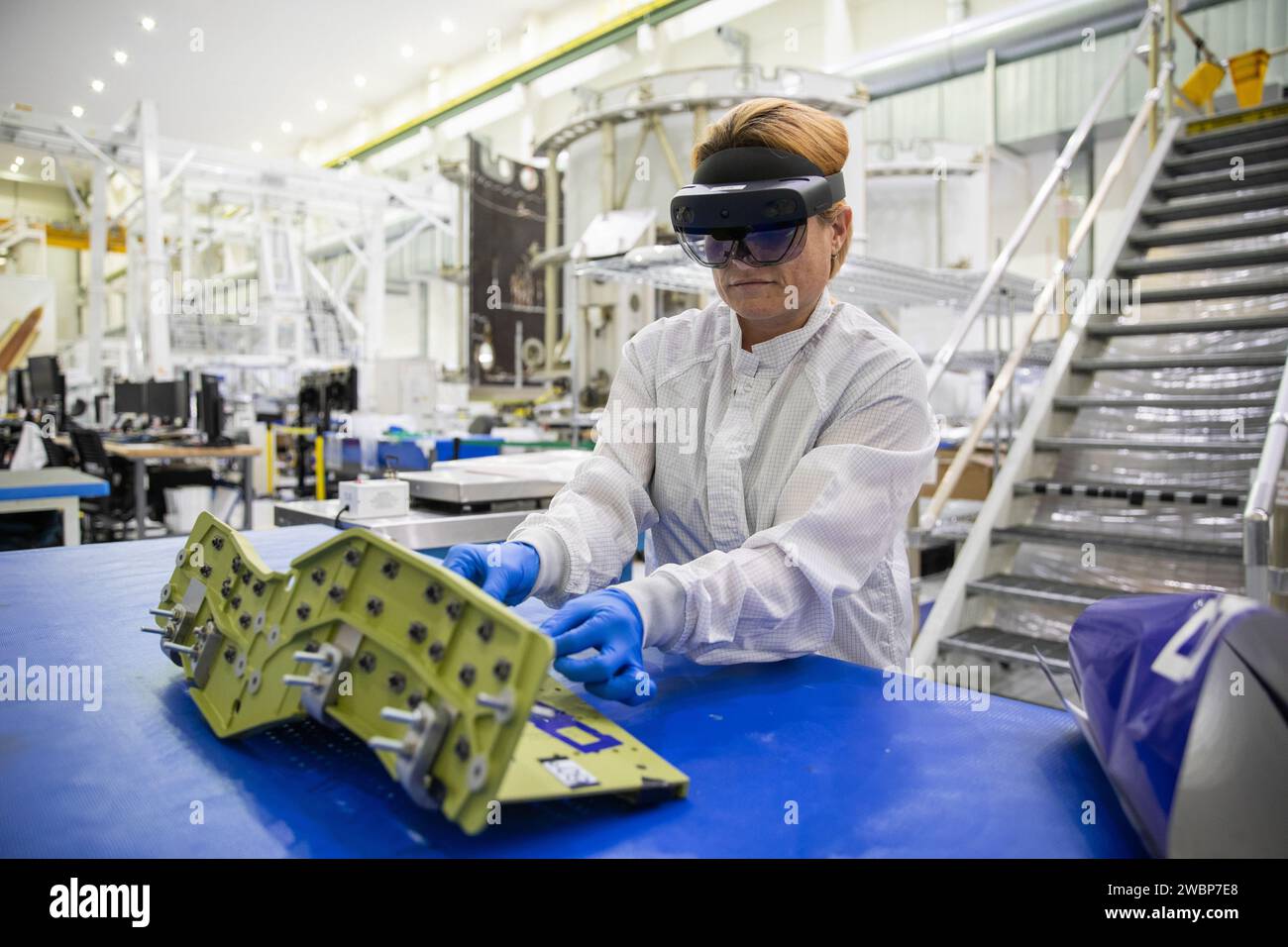 Jennifer Solano von Lockheed Martin verwendet AR HoloLens2-Brillen, um Komponenten auf dem Artemis II Orion Crew-Modul im Hochregal des Neil Armstrong Operations and Checkout Building im Kennedy Space Center, Florida, am 18. März 2020 zu platzieren. Das AR-System unterstützt die effiziente Installation und verkürzt die Montagezeit. Stockfoto