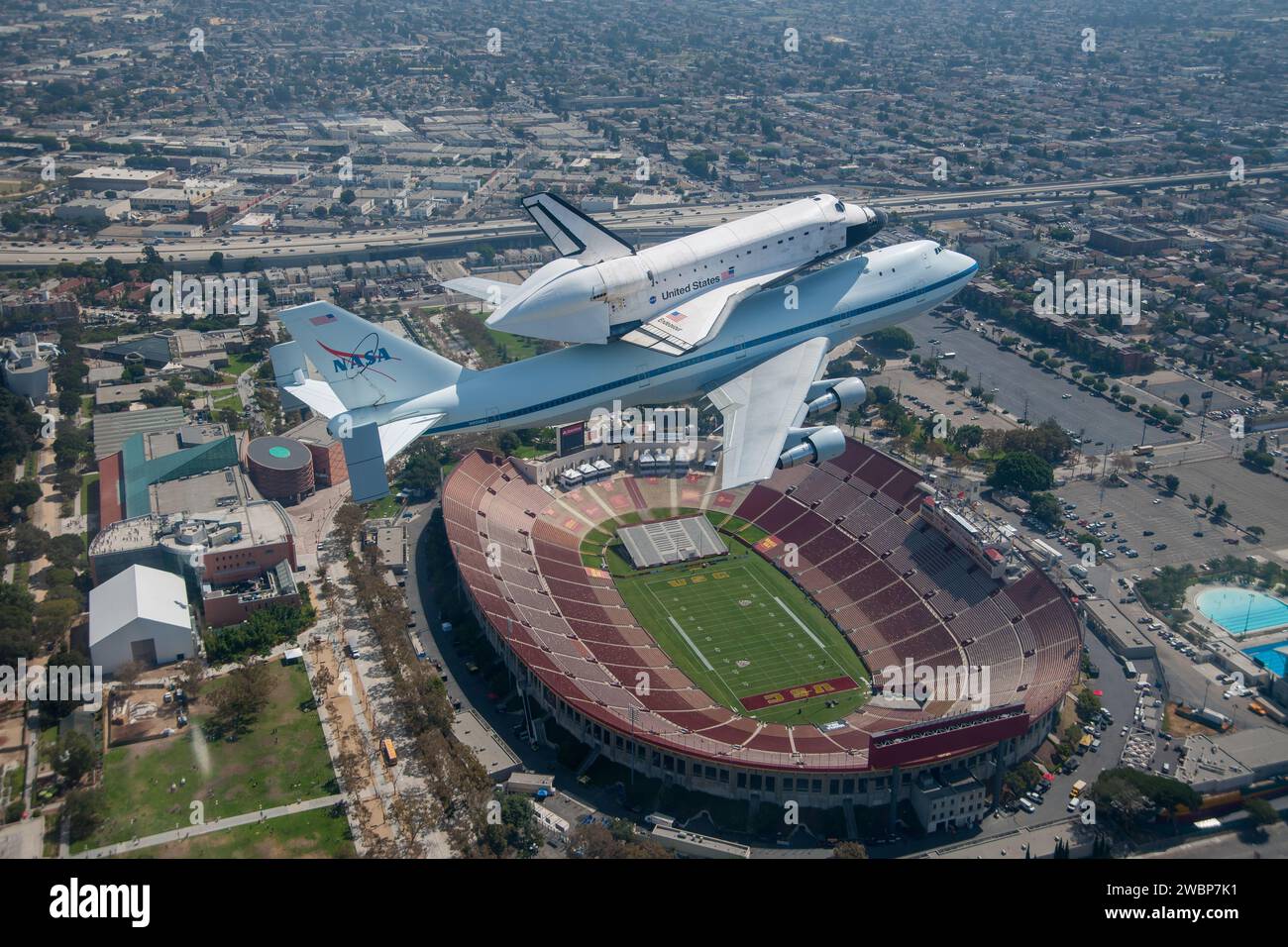 Das Space Shuttle Endeavour und seine Gastgeber NASA 747 Shuttle Carrier fliegen 2012 über das Los Angeles Coliseum auf dem Weg zum Los Angeles International Airport und einer Überlandfahrt zum California Science Center. Die Kalifornier schauten am 21. September in den Morgenhimmel auf der Suche nach dem Bemühen um ihre Gemeinde. Die letzte Etappe des Fluges von Endeavour vom Kennedy Space Center der NASA in Florida bot vielen Menschen die Gelegenheit, den historischen Flug zu erleben. Stockfoto