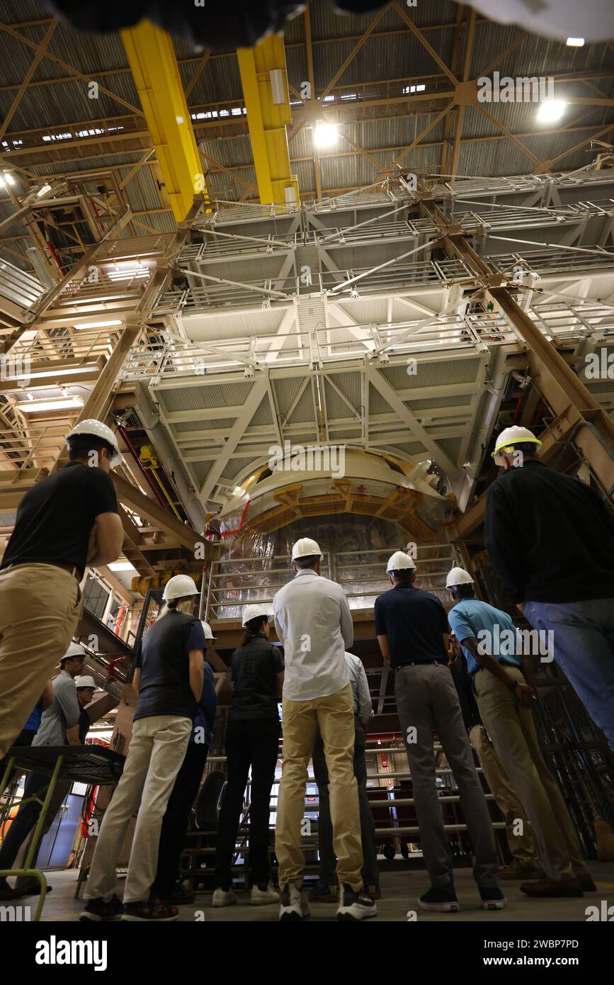 Die NASA-Klasse 2021 von Astronautenkandidaten sehen ein Booster-Segment für Artemis II in der Rotation, Processing and Surge Facility während einer Einführungstour durch die Einrichtungen am Dienstag, den 17. Oktober 2023, im Kennedy Space Center der Agentur in Florida. Stockfoto