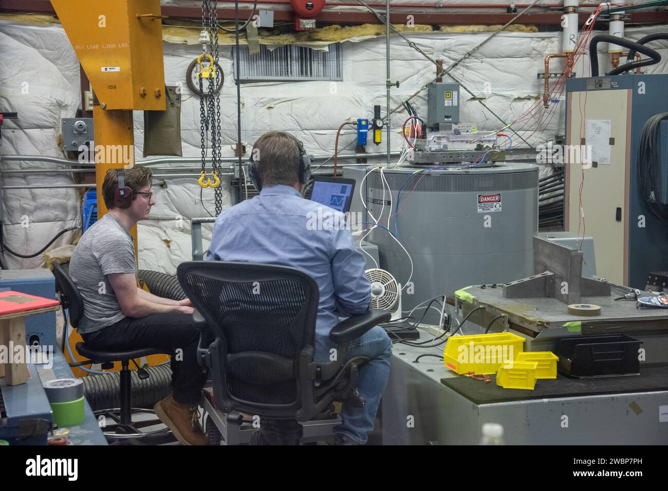 Der X-57 Maxwell Cruise Motor Controller wurde bei NASA Armstrong Vibrationstests unterzogen, um die strukturelle Integrität und Funktionalität auf drei Achsen zu überprüfen und so eine zuverlässige Leistungsabgabe an das vollelektrische Flugzeug im Jahr 2020 sicherzustellen. Stockfoto