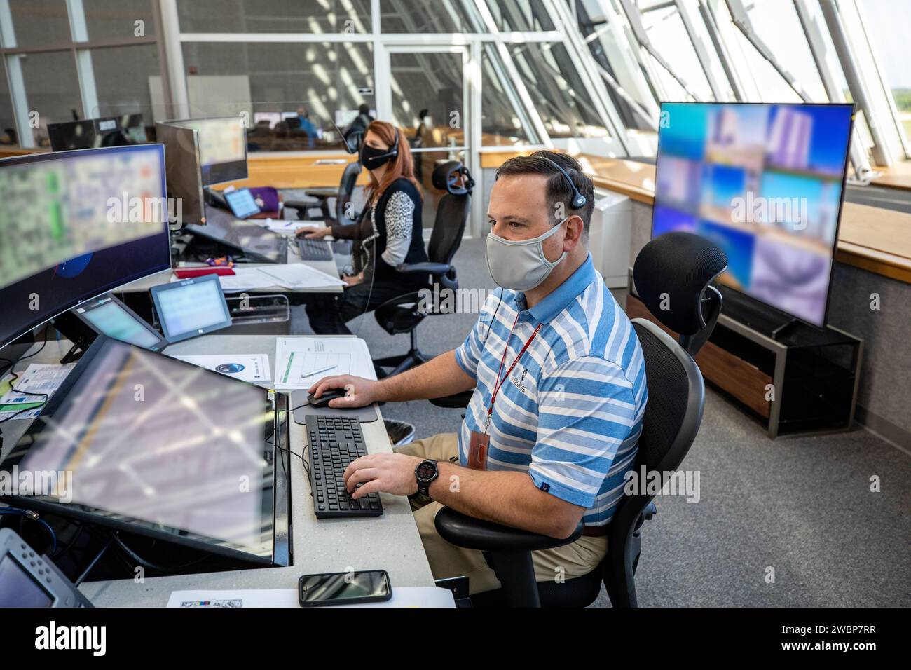 Charlie Blackwell-Thompson, links, NASA Artemis Launch Director, und Wes Mosedale, technischer Assistent des Launch Director, überwachen am 2. November 2020 im Kennedy Space Center der NASA in Florida eine Simulation der Ladung von kryogenen Treibstoffen im Feuerungsraum 1 im Launch Control Center. Ein Team von Ingenieuren mit Exploration Ground Systems und Jacobs, Mitglieder des Cryogenics Launch Teams, Proben die Schritte, um den supergekühlten flüssigen Wasserstoff und flüssigen Sauerstoff in den Kern des Space Launch Systems (SLS) und die zweiten Stufen zur Vorbereitung auf Artemis I. zu laden Die erste in einer Reihe von zunehmend Stockfoto