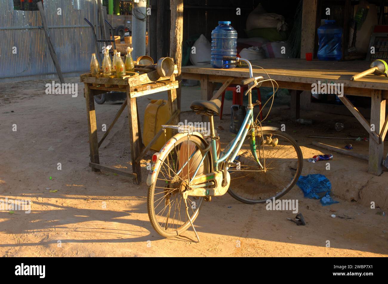 Plastikflaschen mit Benzin auf der Straße, Bang Pea, Kambodscha. Stockfoto