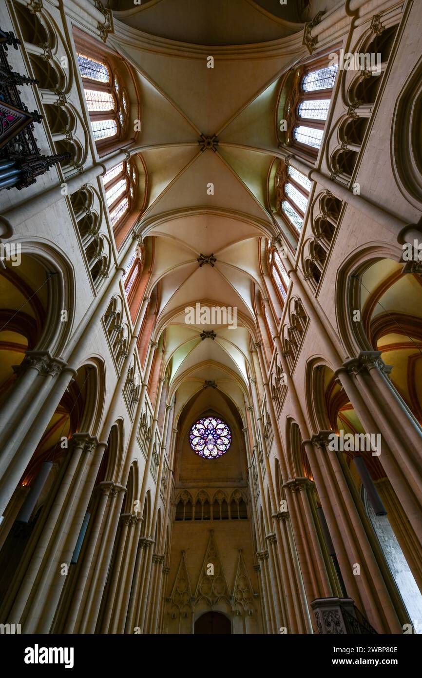 Lyon, Frankreich - 18. August 2022: Kathedrale Saint-Jean-Baptiste, Cathédrale Saint-Jean-Baptiste in Lyon, Frankreich. Stockfoto