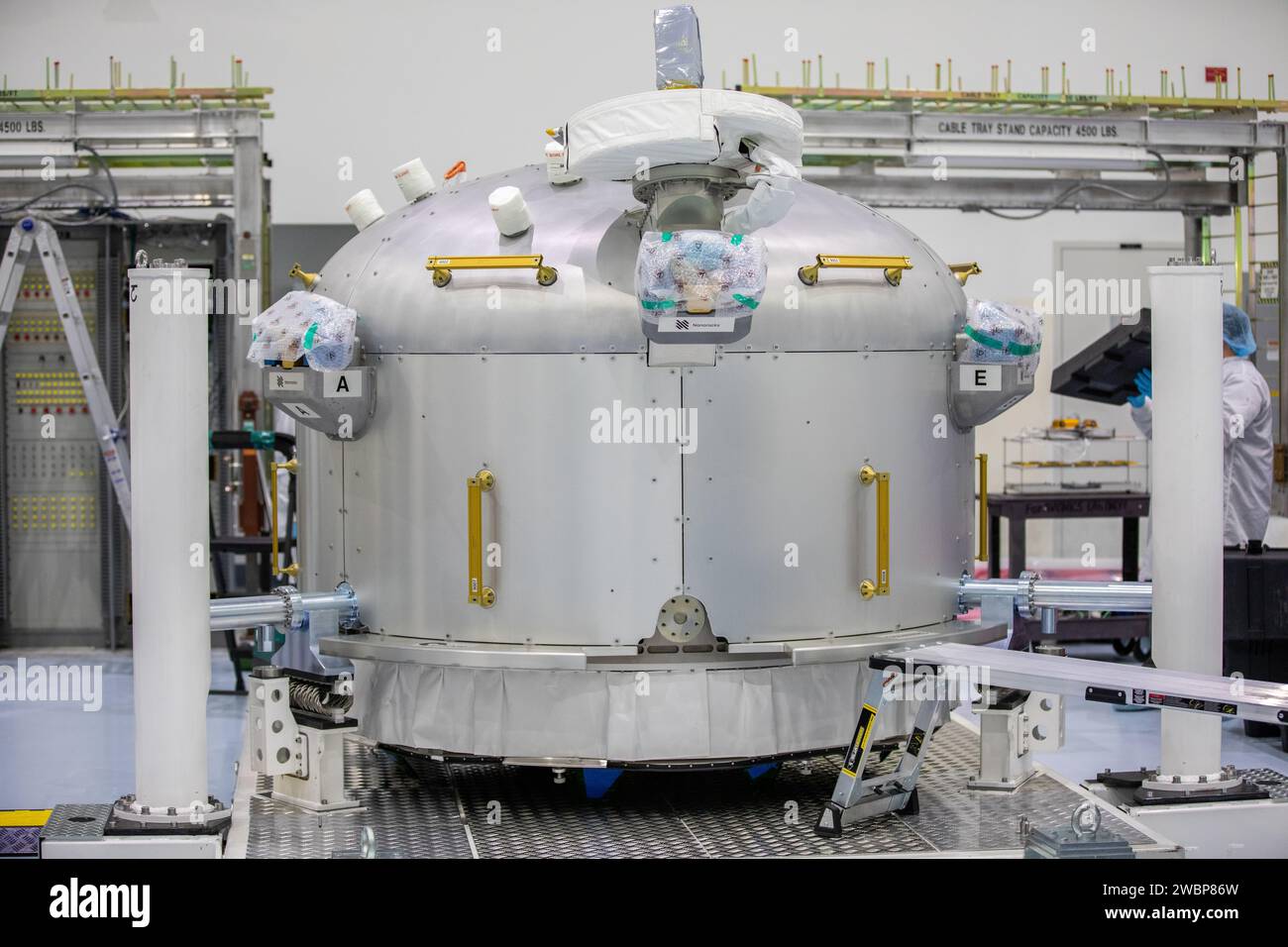 Die Nanoracks Bishop Luftschleuse ist am 29. September 2020 in der Space Station Processing Facility im Kennedy Space Center der NASA in Florida zu sehen. Die nächste Generation der Nanoracks-Nutzladeanlage wird für ihren Flug zur Internationalen Raumstation vorbereitet, die auf der 21. Mission der SpaceX-Raumstation (CRS-21) zur Internationalen Raumstation durchgeführt wird. Die Bishop Luftschleuse ist die erste kommerziell finanzierte Luftschleuse für die Raumstation. Sie wird Nutzlast-Hosting, Robotik-Tests, Satellitenbereitstellung, als externe Toolbox für Raumwanderungen der Stationsbesatzung und vieles mehr bereitstellen. CRS-21 ist ein Schemodul Stockfoto