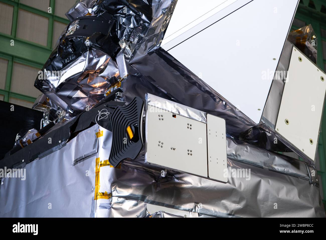 Das Hyper-Angular Rainbow Polarimeter #2 (HARP2)-Instrument auf dem Plankton, Aerosol, Cloud, Ocean Ecosystem (PACE) im Reinraum des Goddard Space Flight Center der NASA in Greenbelt, Maryland am 31. Oktober 2023. HARP2 ist eines von drei Instrumenten am PACE Observatorium der NASA und wurde vom Earth and Space Institute der UMBC entworfen und gebaut. Die beispiellose spektrale Abdeckung VON PACE wird die ersten globalen Messungen liefern, die entwickelt wurden, um die Zusammensetzung der Phytoplanktongemeinde zu identifizieren. Die Mission wird globale Ozeanfarbmessungen mit dem Ocean Color Instrument (OCI) durchführen, um Exte zu liefern Stockfoto