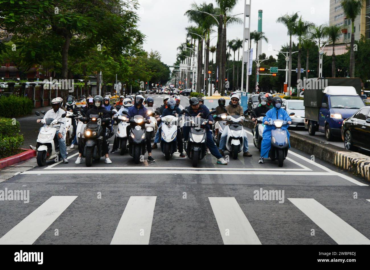 Motorroller sind ein sehr beliebtes Transportmittel in Taiwan. Stockfoto