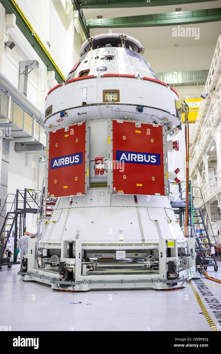 Am 25. September 2020 wurden Schutzabdeckungen über zwei Orion-Solarflügeln für Artemis I im Kennedy Space Center der NASA installiert. Jede Platte erzeugt 11 Kilowatt und erstreckt sich über 63 Fuß, was Strom, Antrieb, Luft und Wasser liefert. Stockfoto