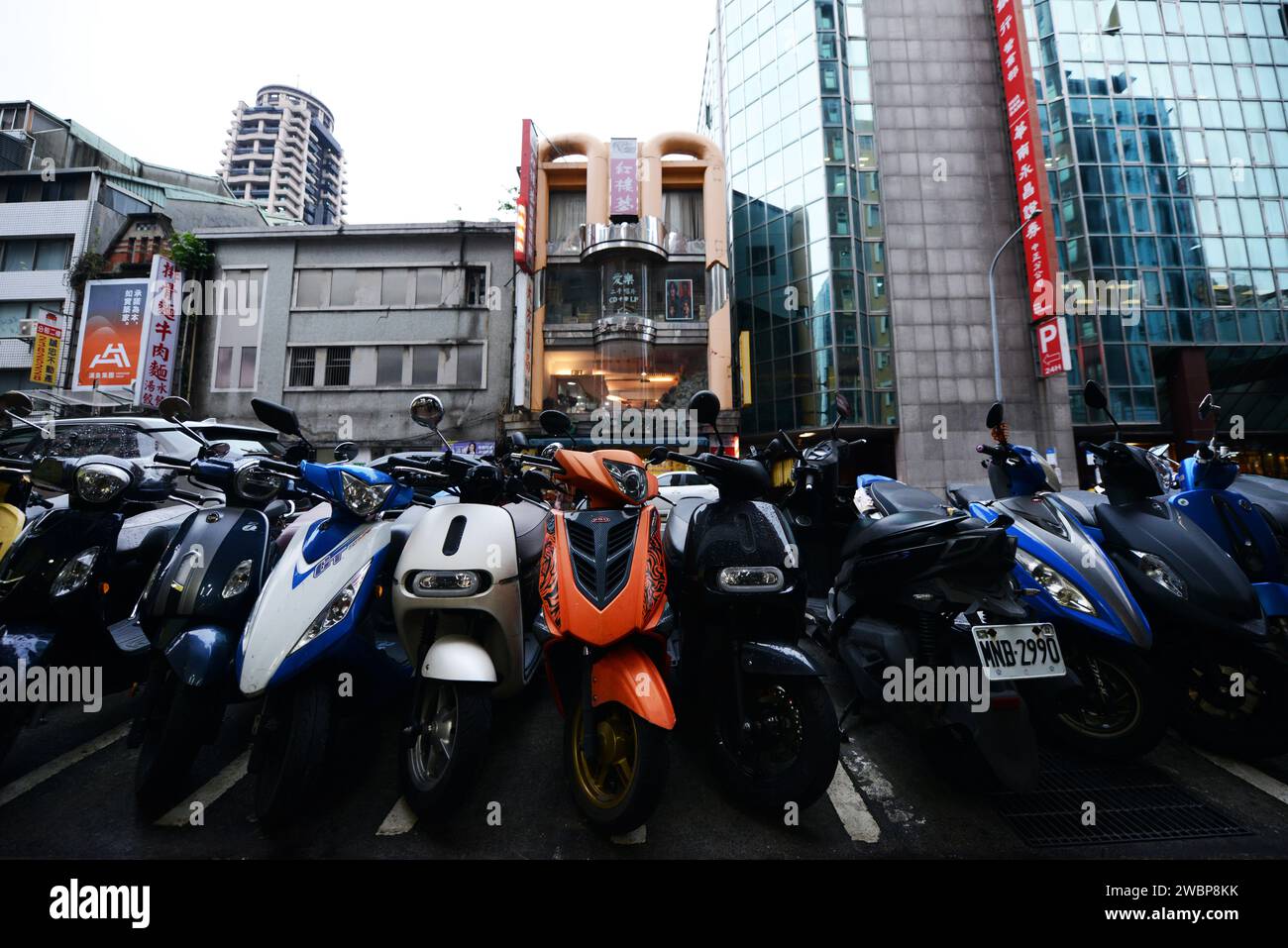 Motorroller sind ein sehr beliebtes Transportmittel in Taiwan. Stockfoto