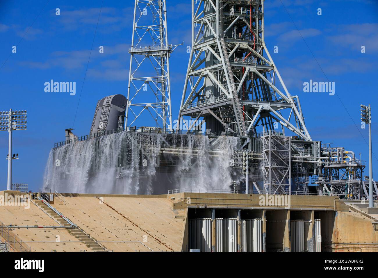 Die Exploration Ground Systems der NASA führt am 24. Oktober 2023 einen Wasserdurchflusstest mit dem mobilen Trägerraketen im Startup Complex 39B des Kennedy Space Centers in Florida durch. Es ist der dritte in einer Reihe von Tests, um zu überprüfen, ob der Überdruckschutz und die Schalldämmung bereit für den Start der Artemis II-Mission ist. Während des Liftoffs werden 400.000 Liter Wasser auf das Pad strömen, um die SLS-Rakete (Space Launch System) der NASA, das Orion-Raumschiff, den mobilen Trägerraketen und das Startrampe vor Überdruck und extremen Geräuschen zu schützen, die während der Zündung und des Liftoffs entstehen. Stockfoto