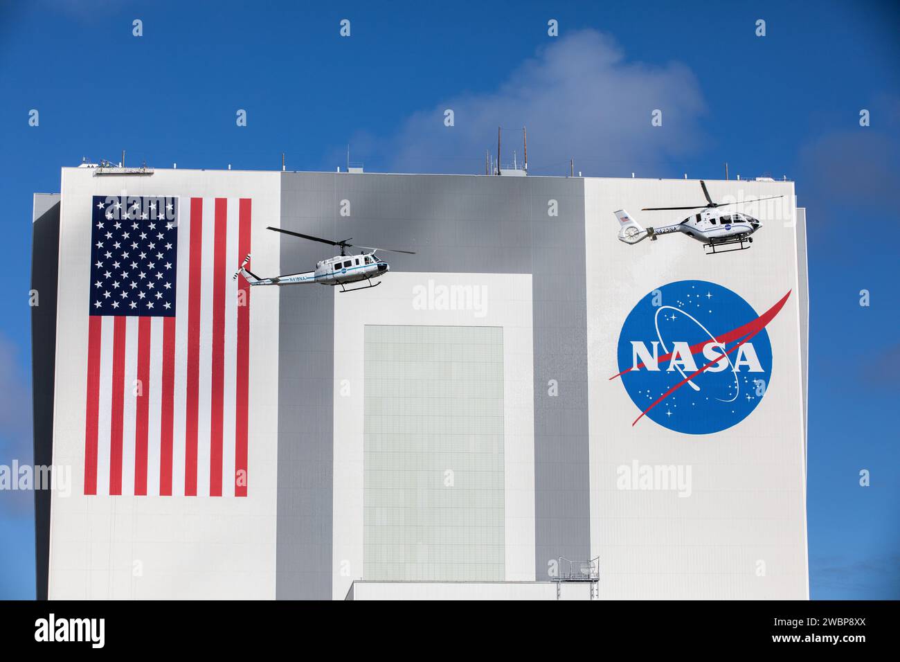 Das Kennedy Space Center der NASA in Florida veranstaltete am 27. Oktober 2020 einen letzten gemeinsamen Flug der Hubschrauber Bell Huey 2 und Airbus H135. Die H135-Flugzeuge ersetzen die Hueys für die Sicherheit von Weltraumhafen und bieten verbesserte Stabilität, Hubkraft und medizinische Leistungsfähigkeit. Stockfoto