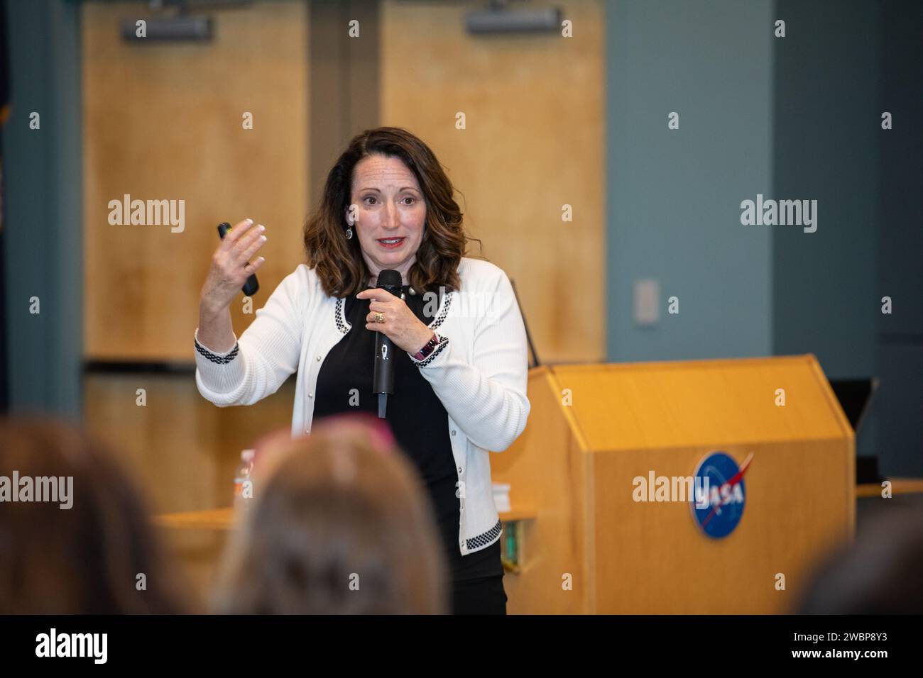 Eliz Greene wandte sich am 3. März 2020 während der Safety and Health Days an die Mitarbeiter des Kennedy Space Centers und teilte ihnen Techniken zur Reduzierung von Stress und zur Verbesserung der Konzentration im Operations Support Building II mit Stockfoto