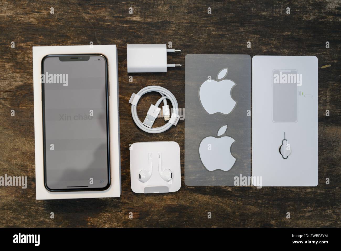 HCMC, VN - Dez. 2023. IPhone 8 Plus in Rot Stockfoto