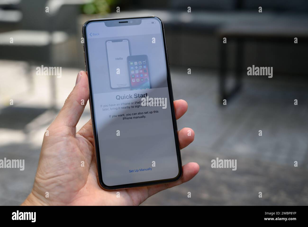 HCMC, VN - Dez. 2023. IPhone 8 Plus in Rot Stockfoto
