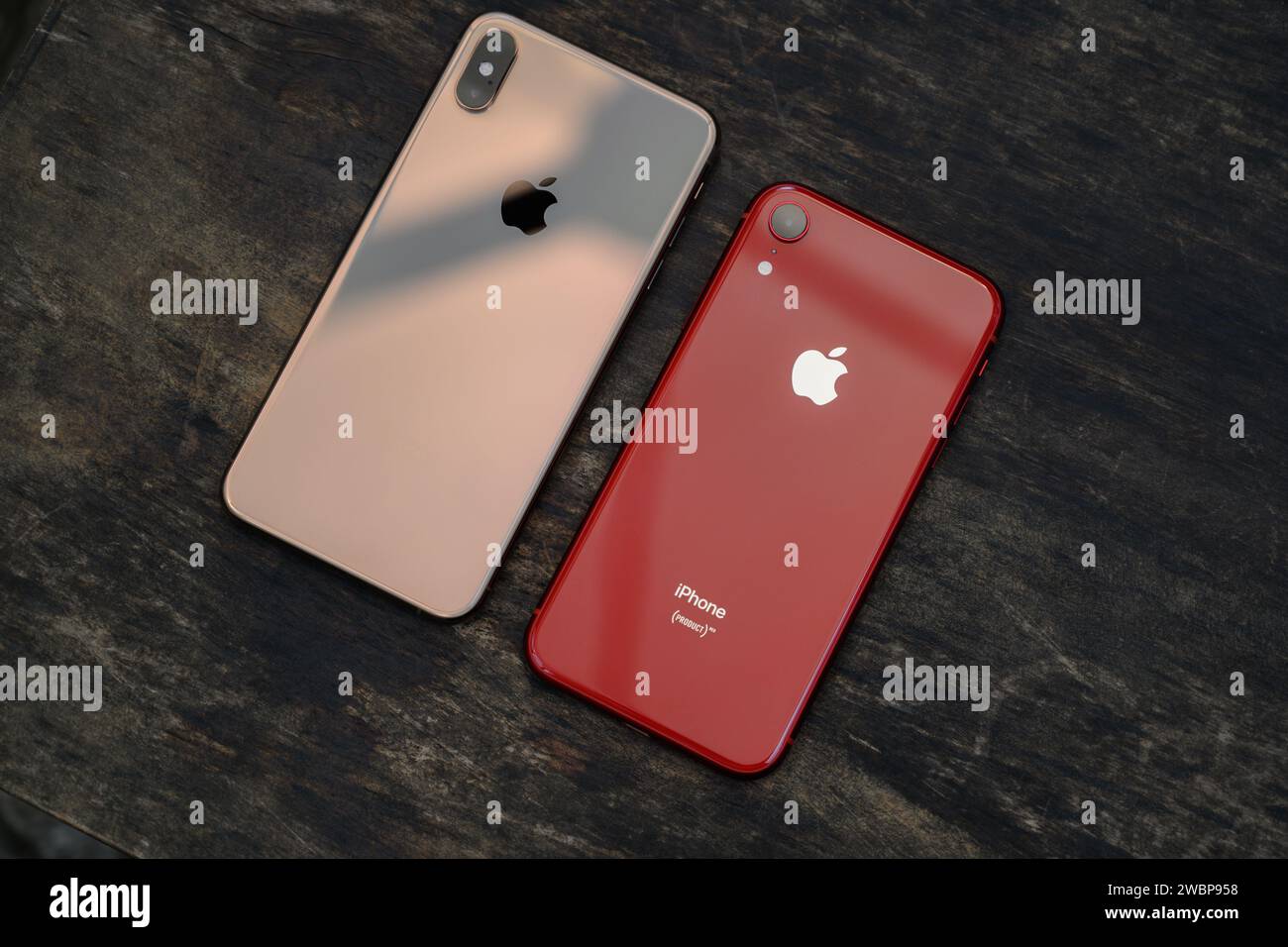 HCMC, VN - Dez. 2023. IPhone 8 Plus in Rot Stockfoto