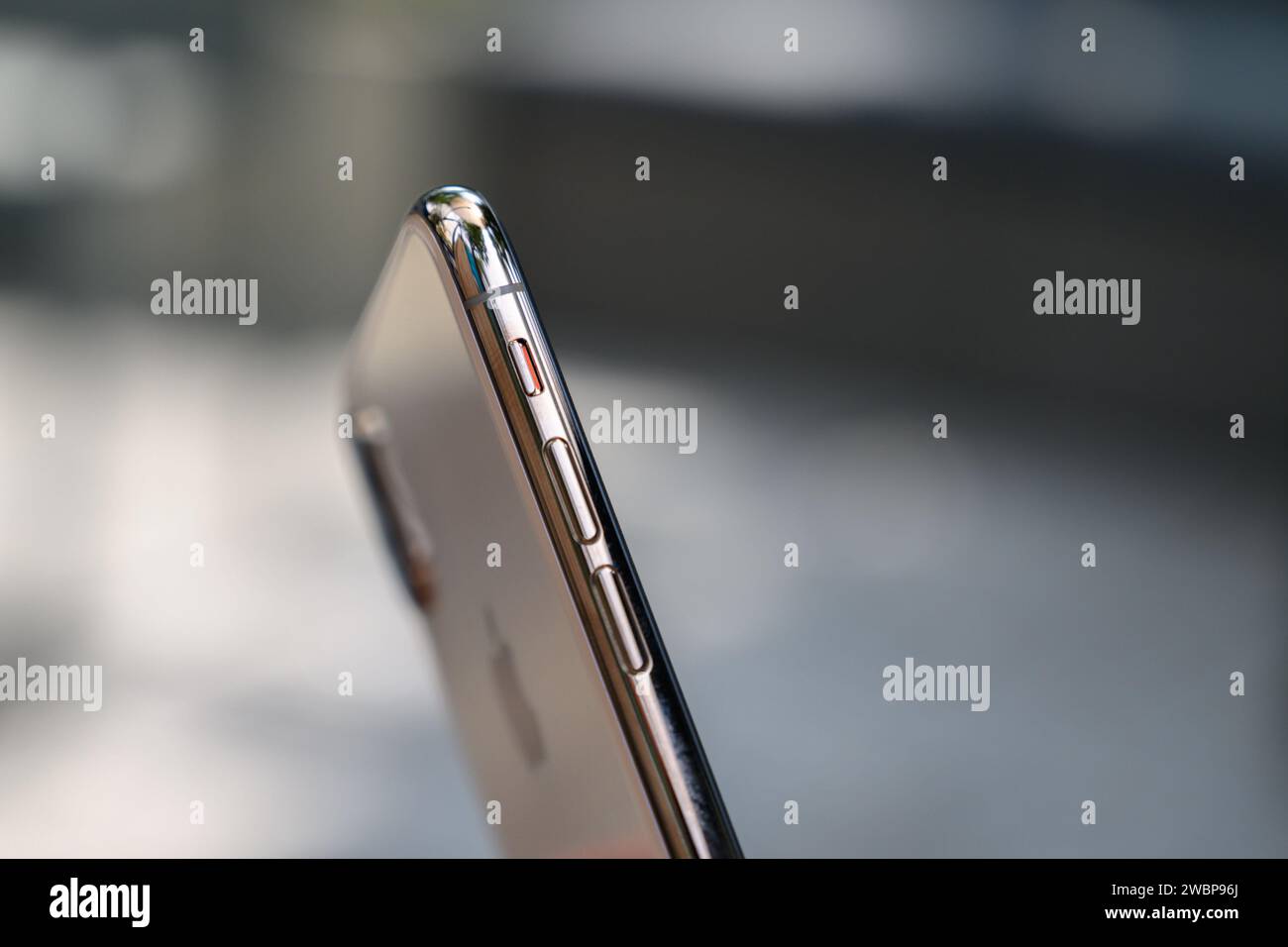 HCMC, VN - Dez. 2023. IPhone 8 Plus in Rot Stockfoto