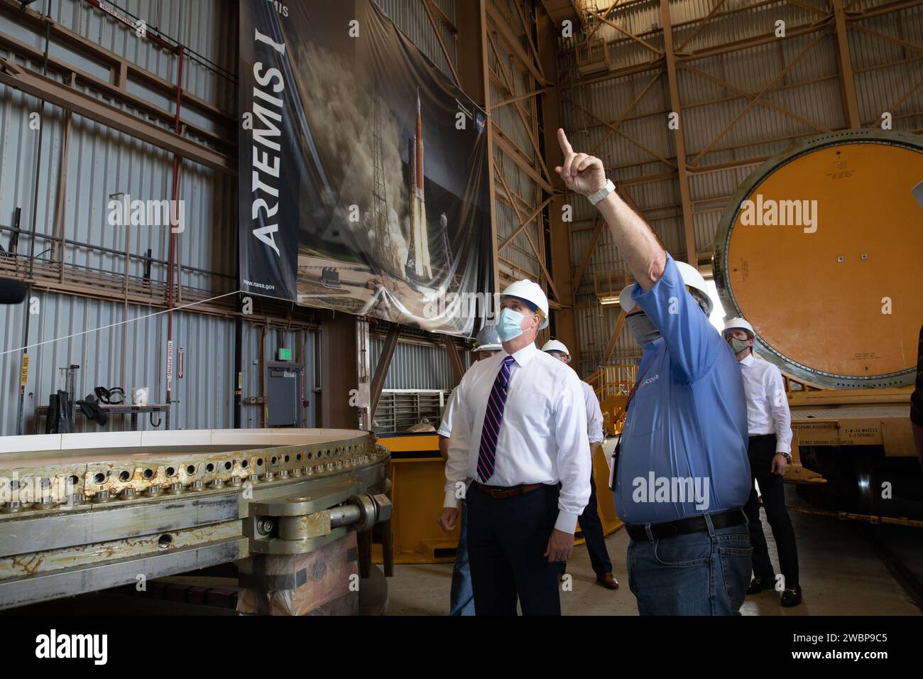 NASA-Administrator Jim Bridenstine (links) sieht in Begleitung von Jacobs-Mitarbeitern am 27. Juli 2020 Artemis I-Booster-Hardware in der Rotation, Processing and Surge Facility im Kennedy Space Center der NASA in Florida. Die Booster für die Raumfahrzeugrakete SLS (Space Launch System) der Agentur werden von Northrop Grumman in Utah hergestellt. Während der Markteinführung liefern die beiden Booster mehr als 75 Prozent des gesamten SLS-Schubs. Artemis I wird die Orion-Raumsonde und SLS als integriertes System Ah testen Stockfoto