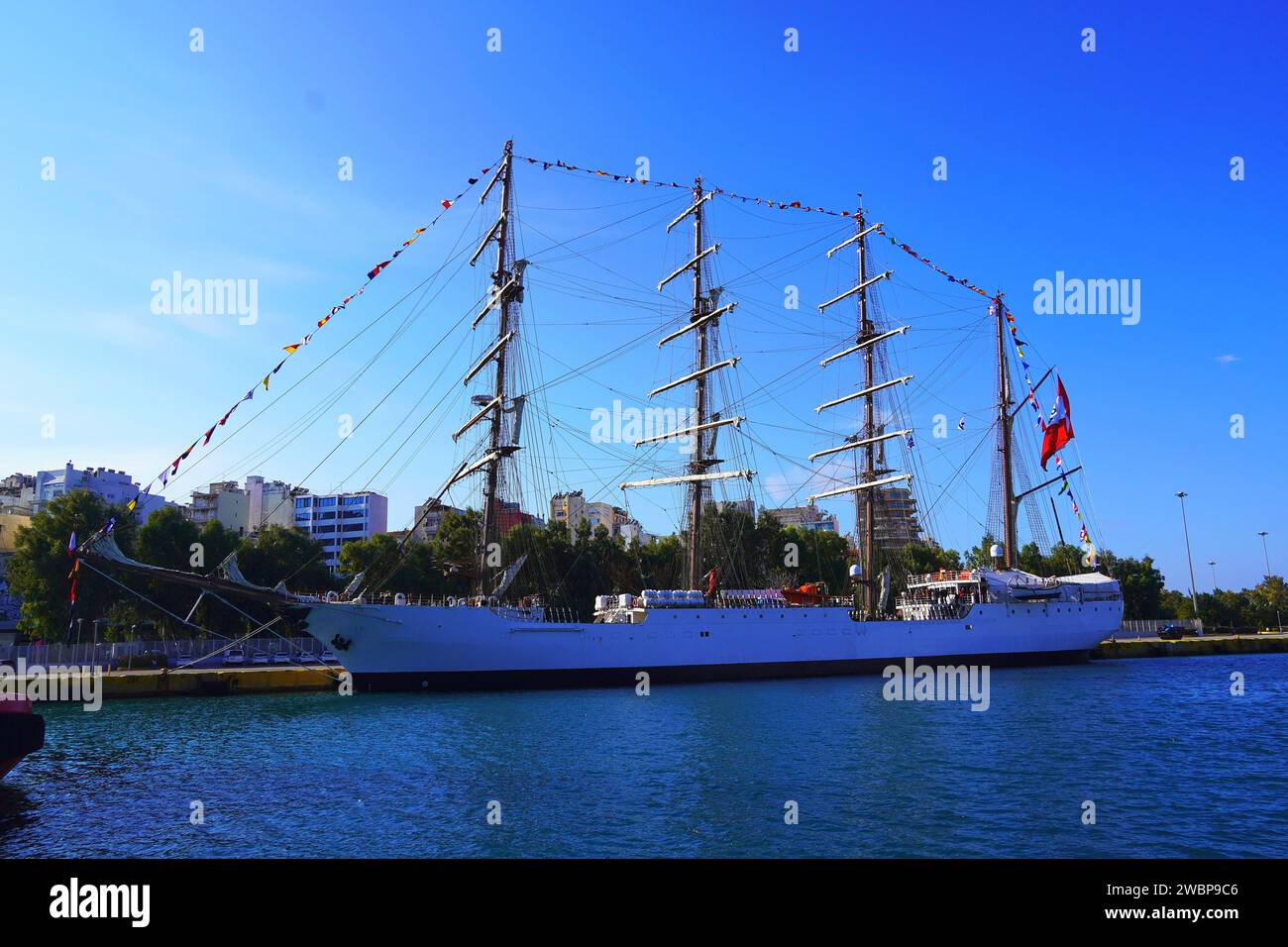 Die BAP UNION, ein vier-Mast-Segelschiff Perus, im Hafen von Piräus Stockfoto
