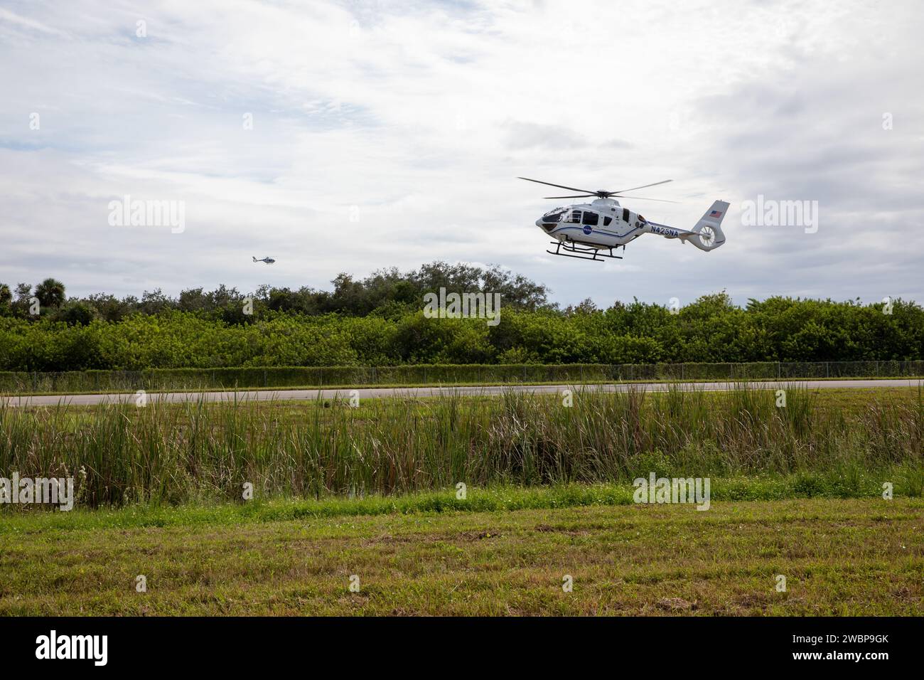 Zwei Airbus H135 (T3)-Hubschrauber erreichten das Kennedy Space Center am 30. September 2020 und ersetzten das Sicherheitsflugzeug Bell Huey 2. Ein drittes H135 wird Anfang 2021 erwartet. Sie bieten verbesserte Stabilität, Hubkraft und medizinische Fähigkeiten für das Flugbetriebsteam. Stockfoto