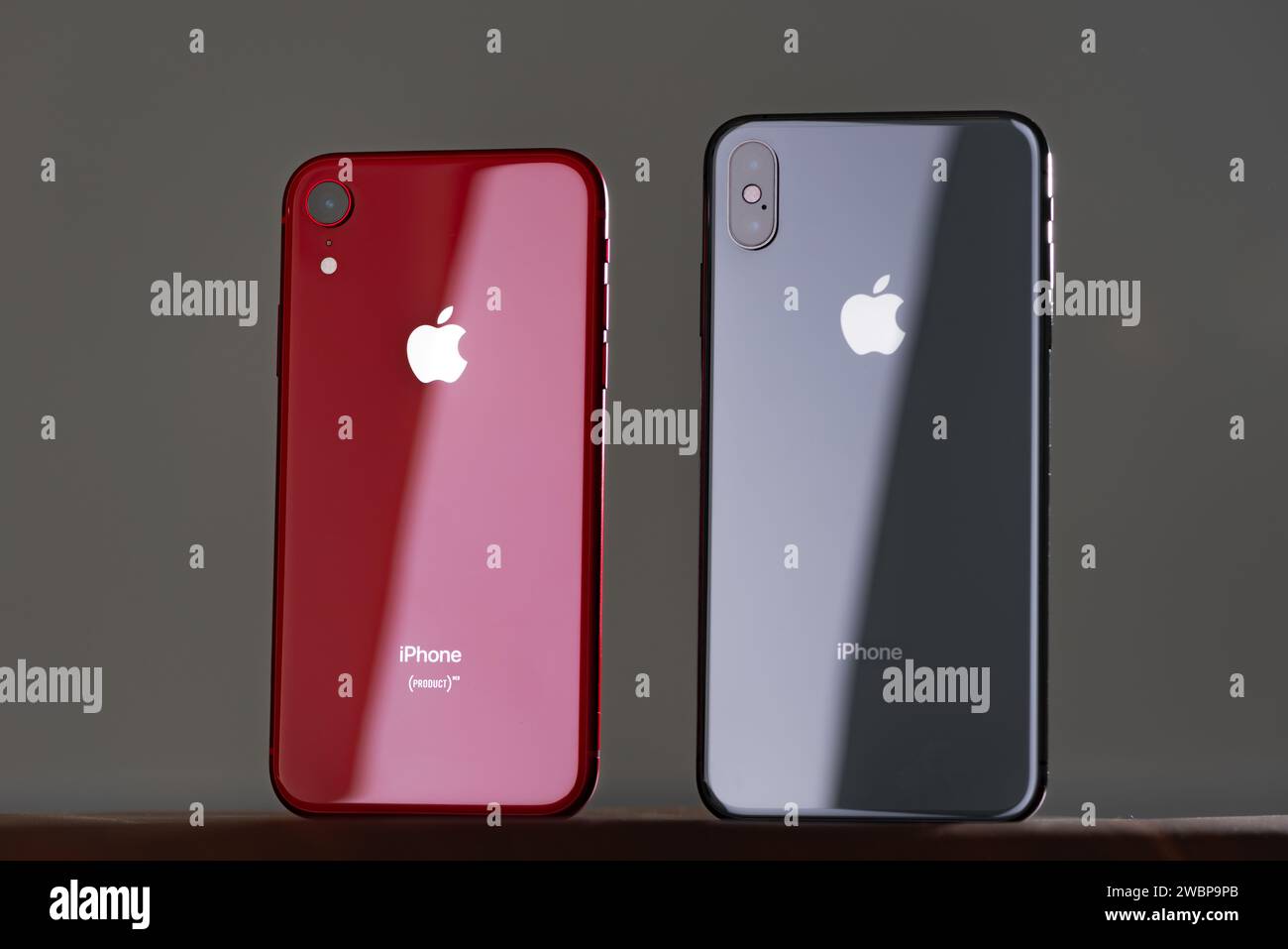 HCMC, VN - Dez. 2023. IPhone 8 Plus in Rot Stockfoto