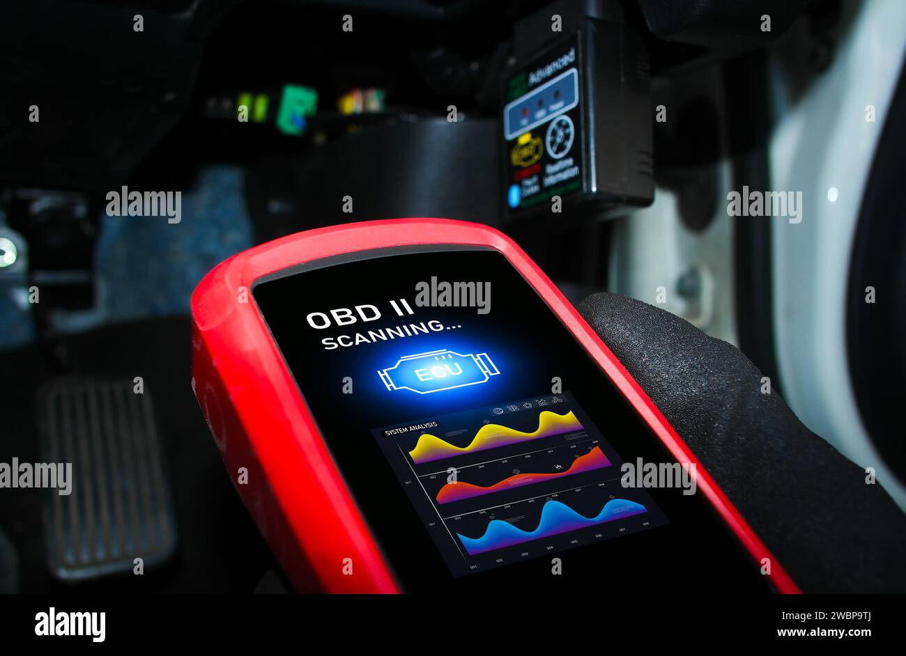 Automatische Mechanikprüfung des ECU-Motorsystems mit dem drahtlosen OBD2-Scan-Tool und Anzeige von Fahrzeuginformationen auf der Bildschirmschnittstelle , Kfz-Wartungsservice Co Stockfoto