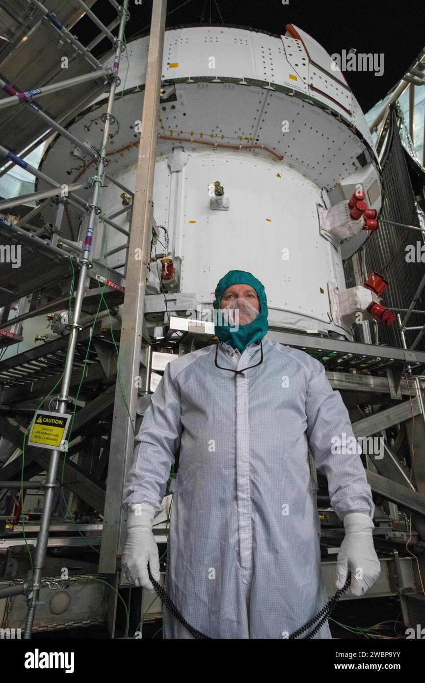 Mitarbeiter des ARTEMIS-Programms, darunter Timothy Joca, übernehmen tägliche Aufgaben, die den Betrieb von Orion-Raumschiffen und die Moon-to-Mars-Missionen im Space Environments Complex von Plum Brook unterstützen. Stockfoto