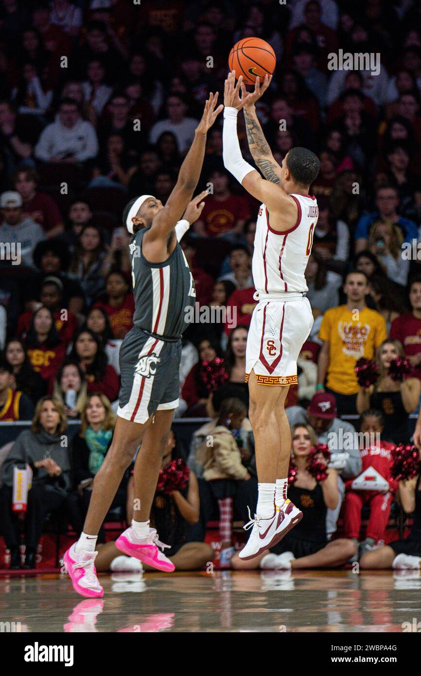 Kobe Johnson (0) schießt während eines NCAA-Basketballspiels am Mittwoch, Janua, über die Washington State Cougars nach Isaac Jones (13) Stockfoto