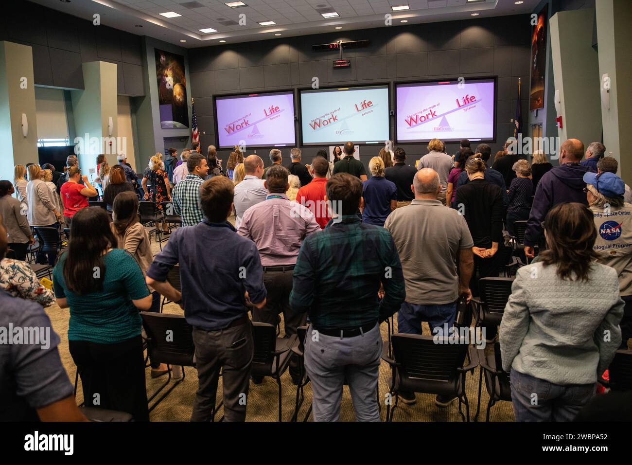 Mitarbeiter des Kennedy Space Centers nahmen am 3. März 2020 an einer Präsentation von Eliz Greene im Operations Support Building II teil, bei der es um Stressreduzierung und Verbesserung der Konzentration während der Safety and Health Days ging. Stockfoto