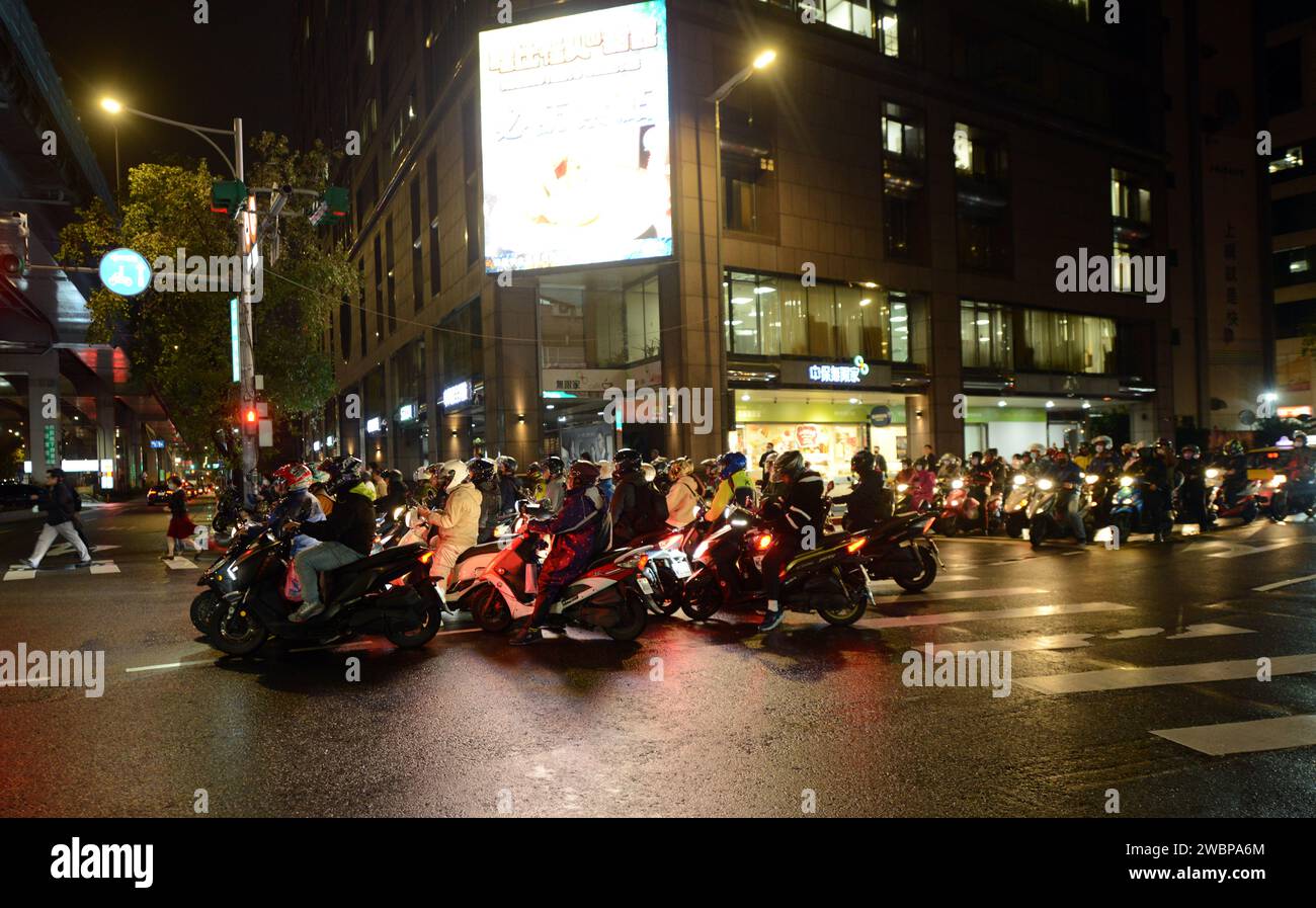 Motorroller sind ein beliebtes Transportmittel in Taiwan. Stockfoto