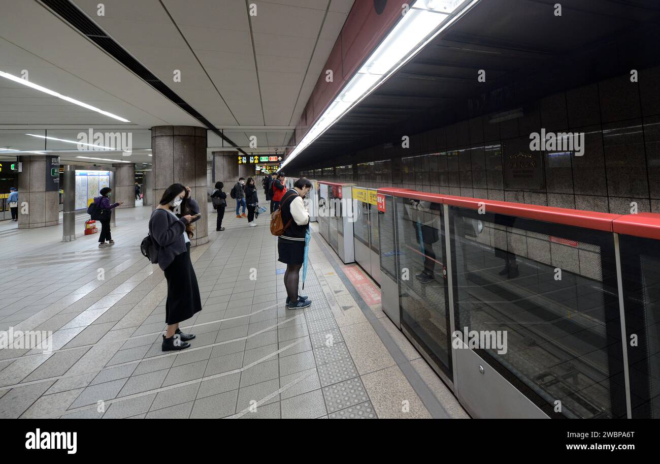 Passagiere, die am Bahnhof Dongmen in Taipei, Taiwan, zum U-Bahn-Zug fliegen. Stockfoto