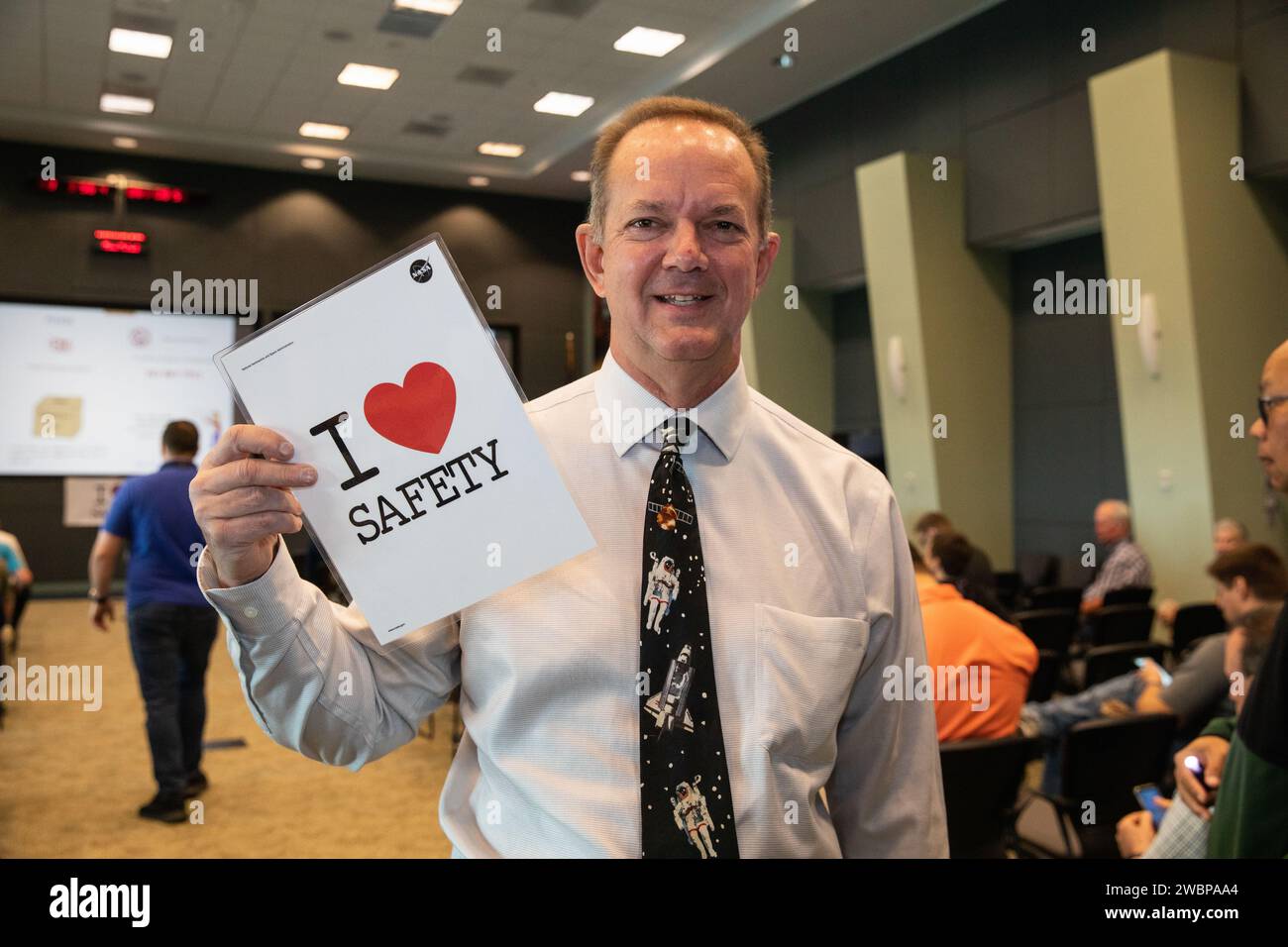 Tom Engler, Leiter der Center Planning and Development beim Kennedy Space Center, nahm am 3. März 2020 an den Safety and Health Days Teil und posierte mit dem Poster „I Love Safety“, während Mitarbeiter Präsentationen zum Thema Sicherheit und Gesundheit am Arbeitsplatz besuchten. Stockfoto