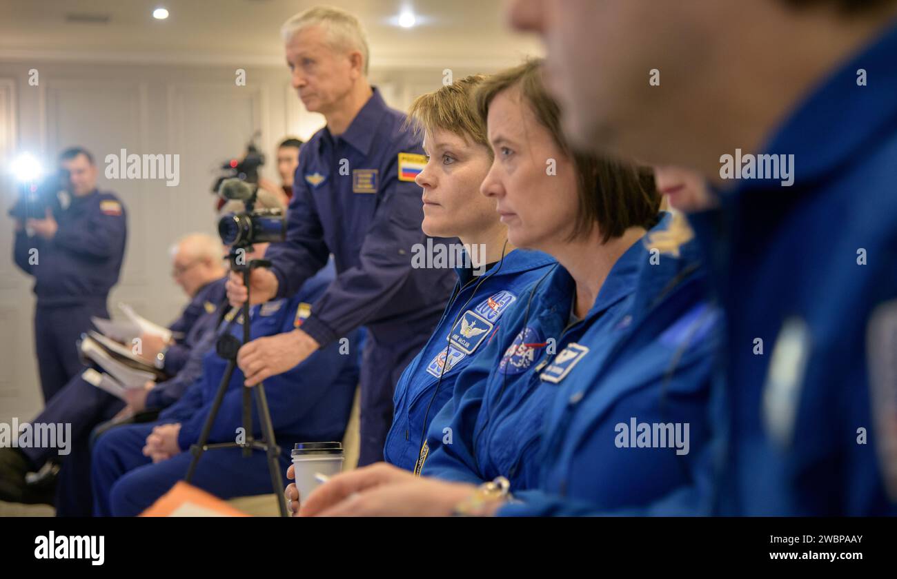 Die NASA-Astronauten Anne McClain, links, und Megan McArthur hören als NASA, ESA, Roscosmos, und die russischen Such- und Bergungskräfte treffen sich im Cosmonaut Hotel in Karaganda, Kasachstan, um die Bereitschaft zur Landung der Besatzungsmitglieder der Expedition 61, Christina Koch von der NASA, Alexander Skwortsov von der russischen Raumfahrtagentur Roscosmos, zu besprechen. und Luca Parmitano von der ESA (Europäische Weltraumorganisation) Dienstag, 4. Februar 2020, im Cosmonaut Hotel in Karaganda, Kasachstan. Koch wird auf die Erde zurückkehren, nachdem er 328 Tage im Weltraum verbracht hat --- der längste Raumflug der Geschichte einer Frau --- als Mitglied von Expeditions Stockfoto