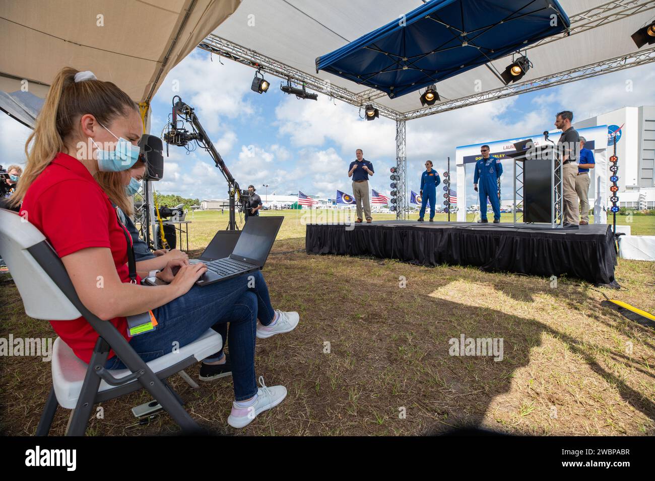 NASA-Administrator Jim Bridenstine (ganz links) nimmt am 29. Mai 2020 an einem Social YouTube Live Briefing der NASA in der Nähe der Countdown-Uhr der Pressestelle im Kennedy Space Center der Agentur in Florida vor dem Start der NASA SpaceX Demo-2 Teil. Neben ihm stehen die NASA-Astronauten Nicole Mann (links) und Kjell Lindgren, der Direktor des Kennedy Space Center Bob Cabana und Joshua Santora (ganz rechts). Der Start, der ursprünglich für den 27. Mai geplant war, wurde aufgrund ungünstiger Wetterbedingungen abgeschrubbt. Der nächste Startversuch ist Samstag, den 30. Mai. Eine SpaceX Falcon 9 Rakete und Crew Dragon Raumschiff Stockfoto