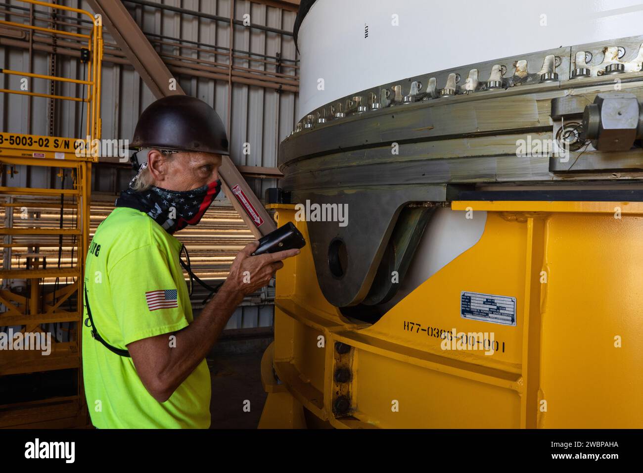 Die Techniker des Kennedy Space Centers hoben am 23. Juni 2020 das rechte Achtersegment eines der beiden SLS-Solid-Raketenverstärker innerhalb der RPSF an. Northrop Grumman baute die Booster, die mit hinteren Röcken gepaart und zum Stapeln in die VAB gebracht werden. Die beiden Booster liefern mehr als 75% SLS-Schub für die Artemis i Moon-Mission. Stockfoto