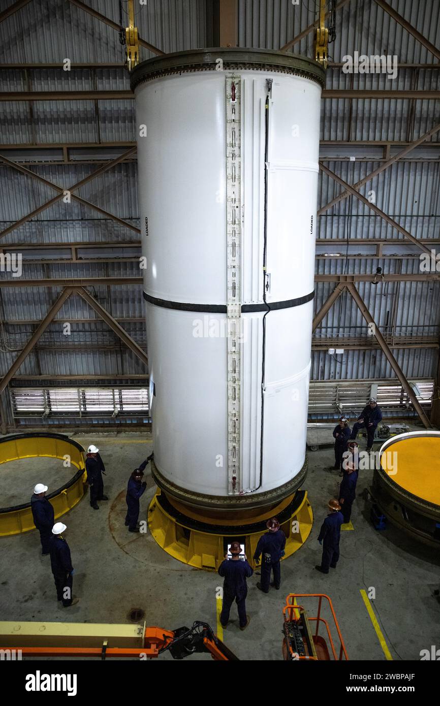 Ingenieure und Techniker bearbeiten das rechte vordere Mittelsegment der Solid-Rocket-Booster des Space Launch Systems für die Artemis II-Mission in der Rotation, Processing and Surge Facility (RPSF) im Kennedy Space Center der NASA in Florida am Dienstag, den 27. November 2023. Das Team hat die 10 Booster-Segmente nacheinander untersucht und sie anschließend angehoben, um sicherzustellen, dass sie für die Integration und den Start bereit sind, bevor sie in das Montagegebäude des Fahrzeugs gebracht werden, um sie auf dem mobilen Starter zu stapeln. Die ARTEMIS II Astronauten Reid Wiseman, Victor Glover, Christina Koch und Jeremy Hansen werden sich auf den Weg machen Stockfoto