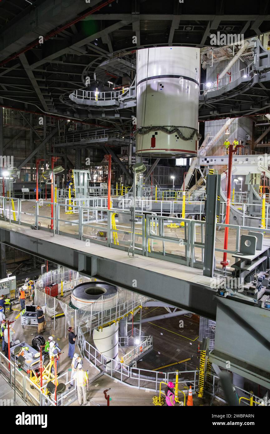Am 14. September 2020 senkten die Techniker der NASA einen SLS-Center-Booster pathfinder auf einen achterlichen pathfinder im Fahrzeugbau im Kennedy Space Center, um Artemis I zu Proben. Stockfoto